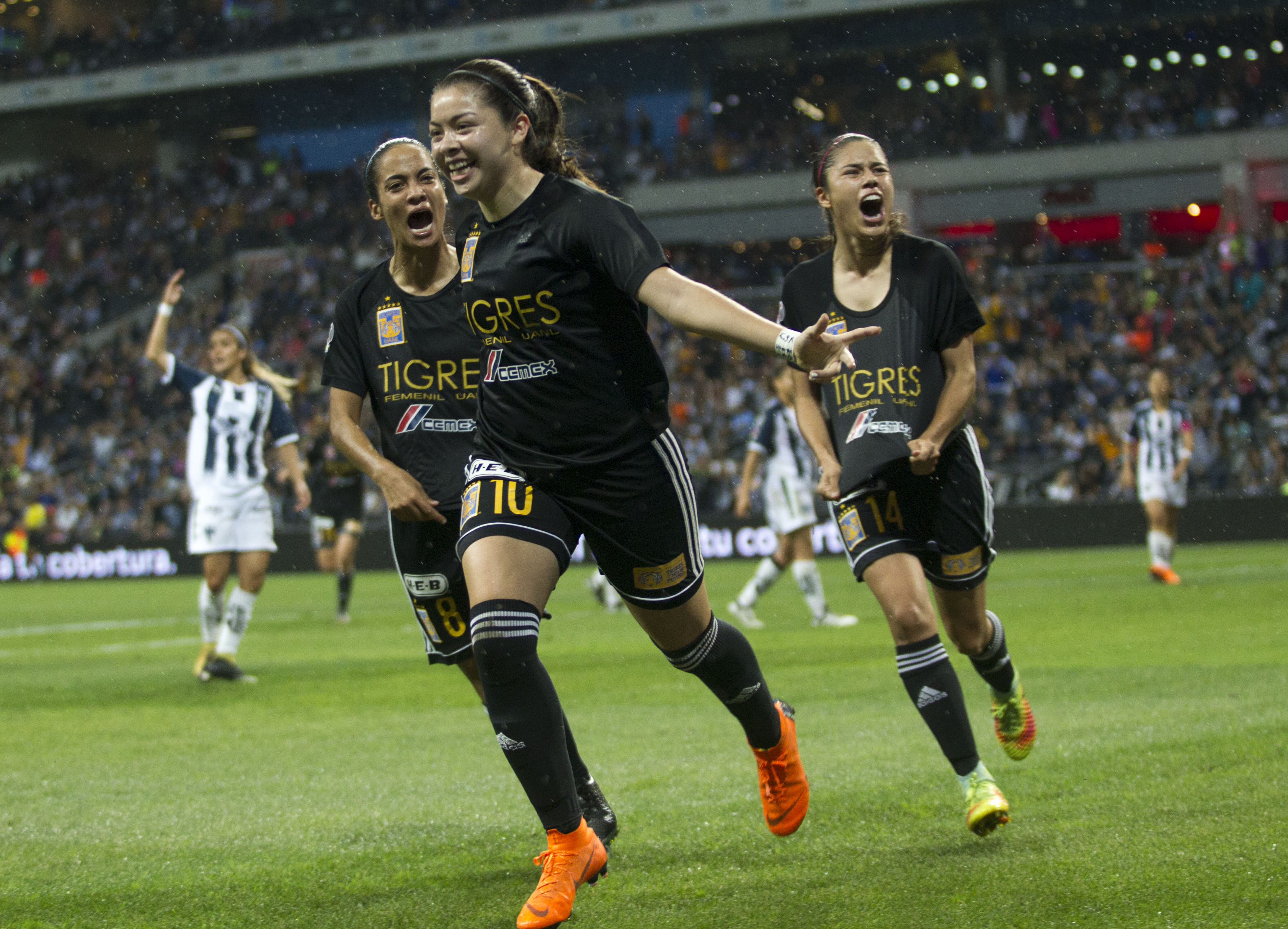 Monterrey, Nuevo León, 04 mayo 2018, el equipo Tigres Femenil son campeonas de la Liga femenil MX, al imponerse 4-2 en tanda de penales contra Rayadas de Monterrey, en el estadio BBVA Bancomer después de alcanzar un global de 4-4 (Foto: Cuartoscuro)