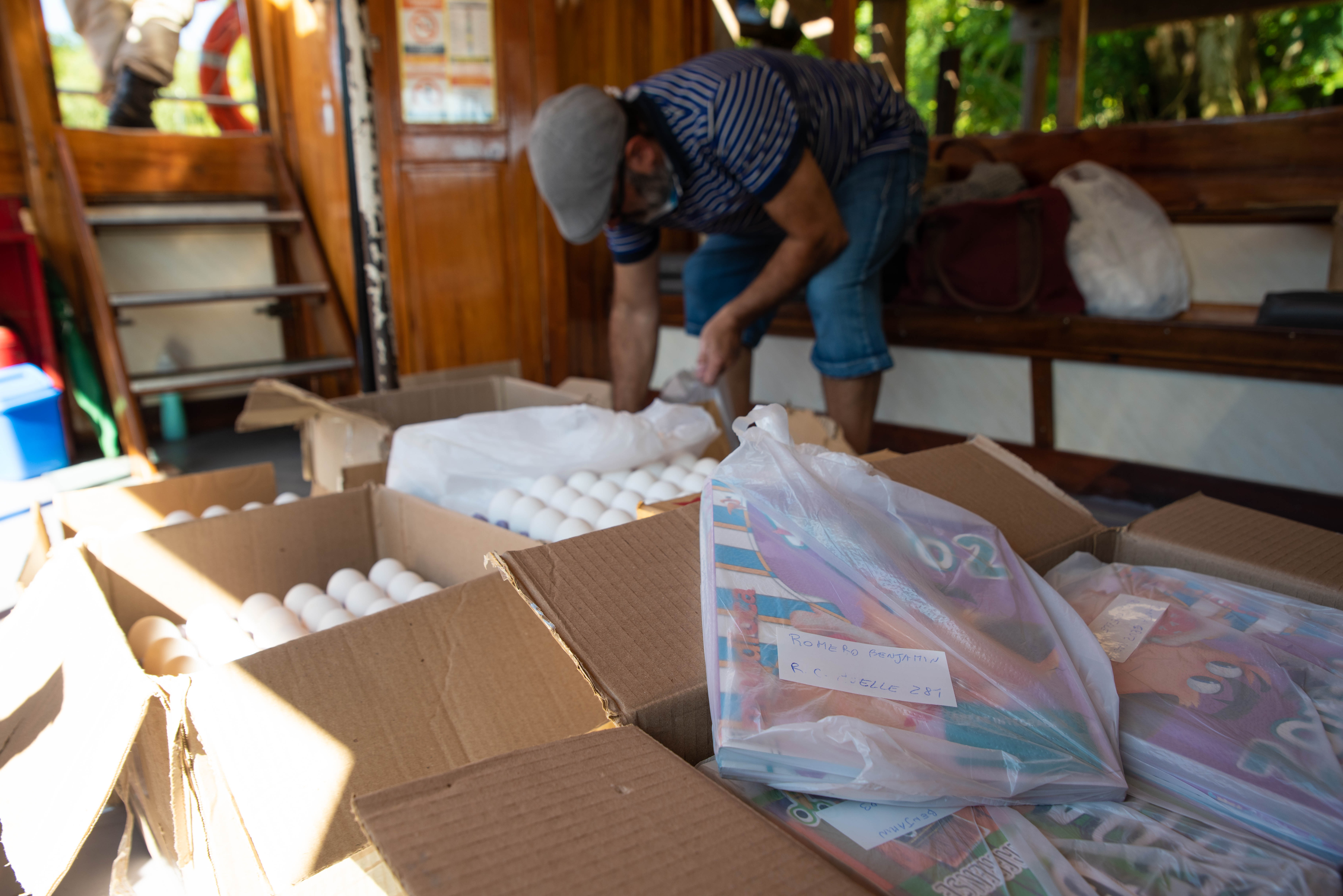 Uno de los docentes prepara los kits que fueron entregados a los estudiantes. (Foto: Franco Fafasuli)
