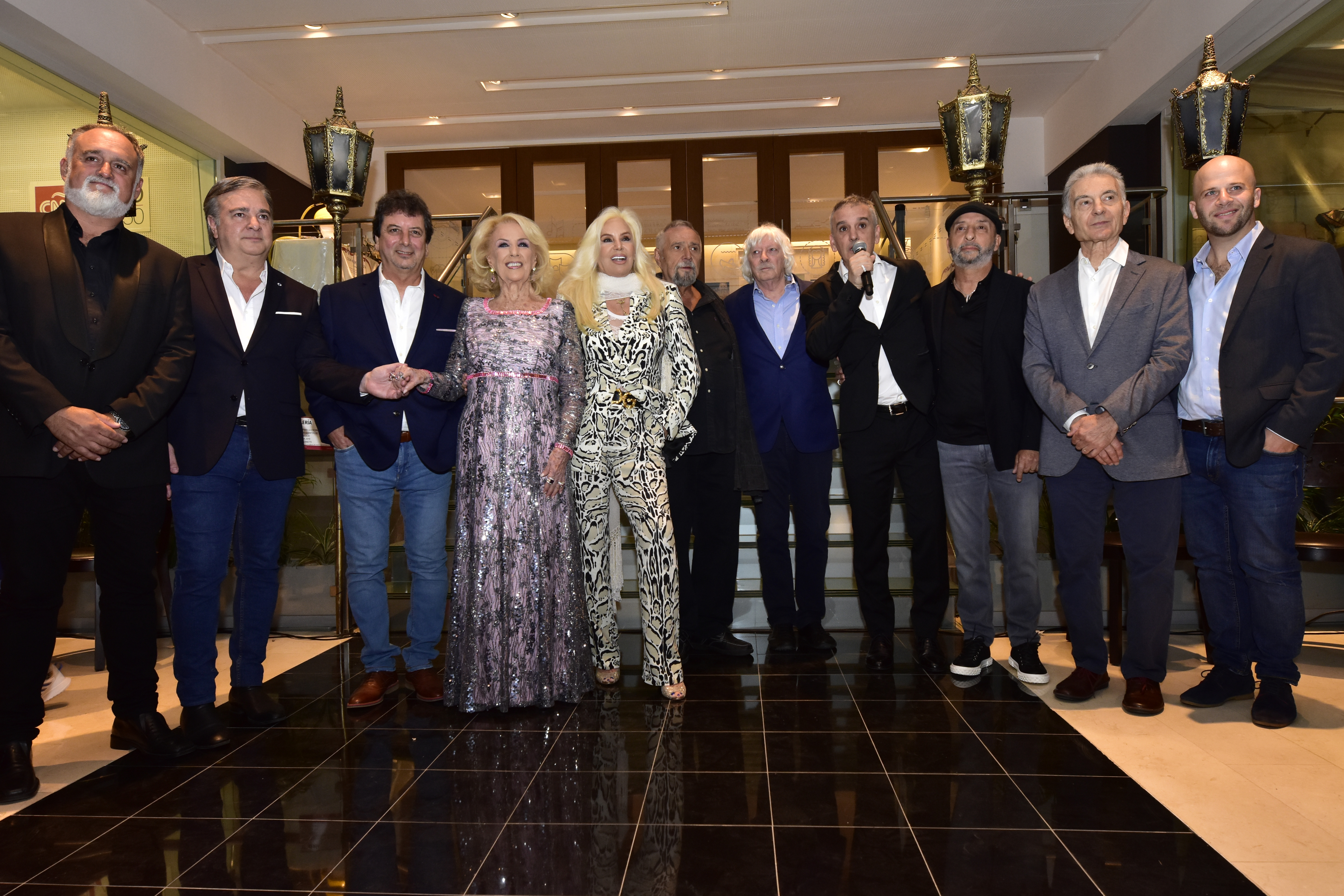 Tras varios años de remodelaciones, el Teatro Tronador de Mar del Plata reabrió este jueves sus puertas. Y lo hizo con una reinauguración de lujo: a la función de Les Luthiers que debutó en el flamante escenario, se sumaron Mirtha Legrand y Susana Giménez, durante la recorrida previa por las instalaciones (Fotos: Christian Heit/Teleshow)