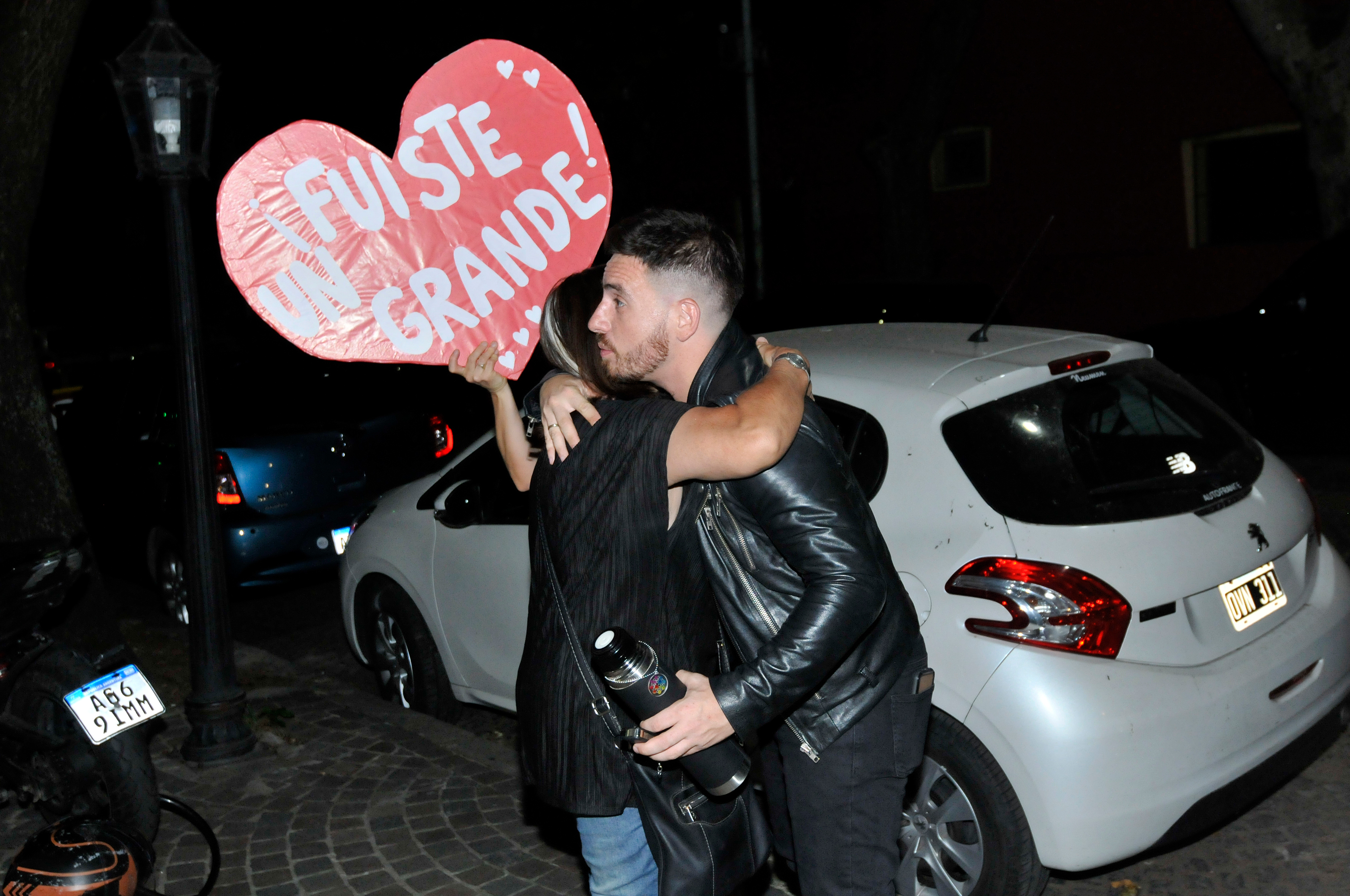 Fede Bal se abraza con una seguidora de su papá
