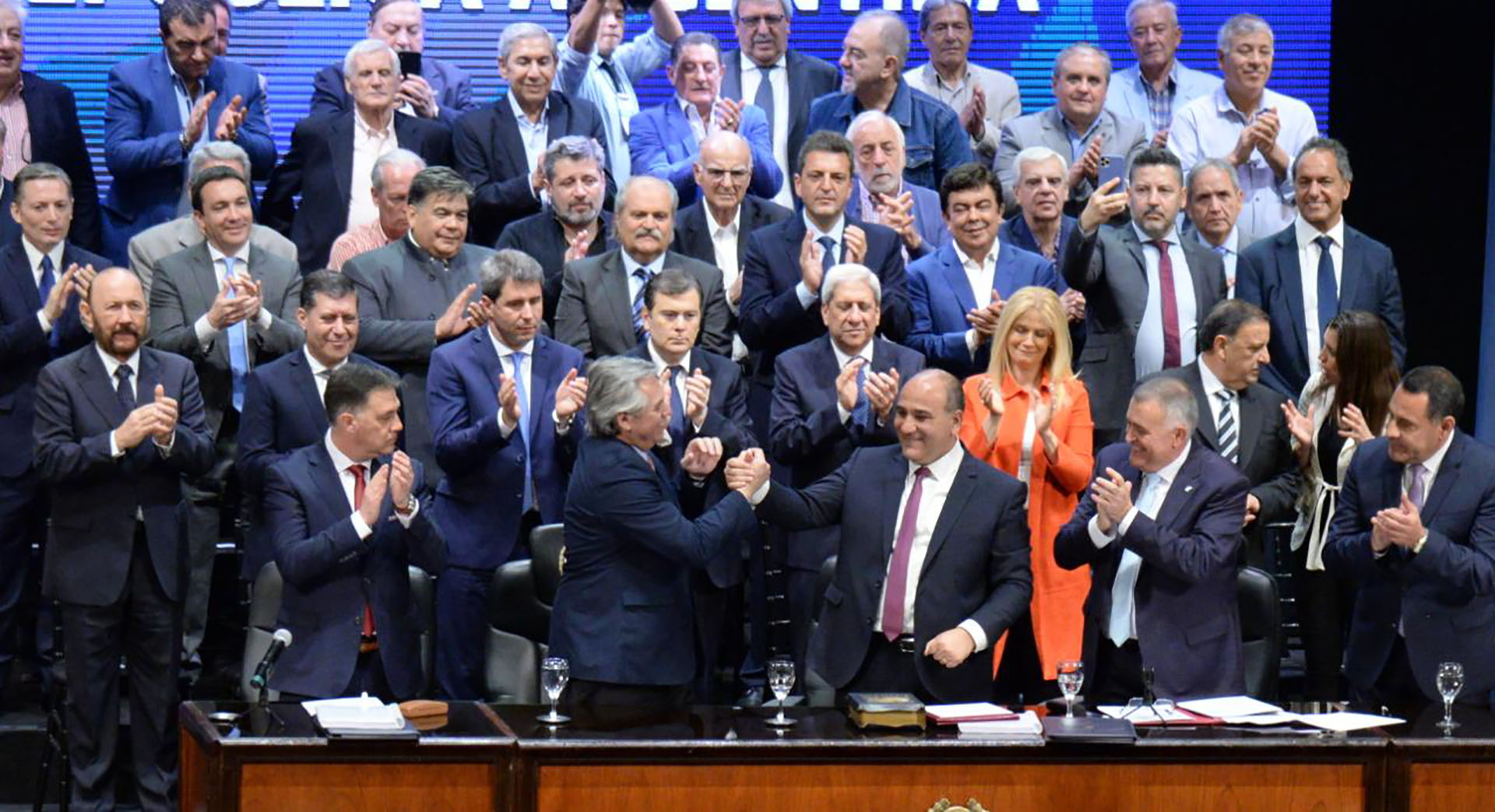 El día de la victoria no dejaron a muchos gobernadores subir al escenario. Al otro día, en Tucumán, Juan Manzur se cobró revancha y lo presentó a Alberto Fernández como el