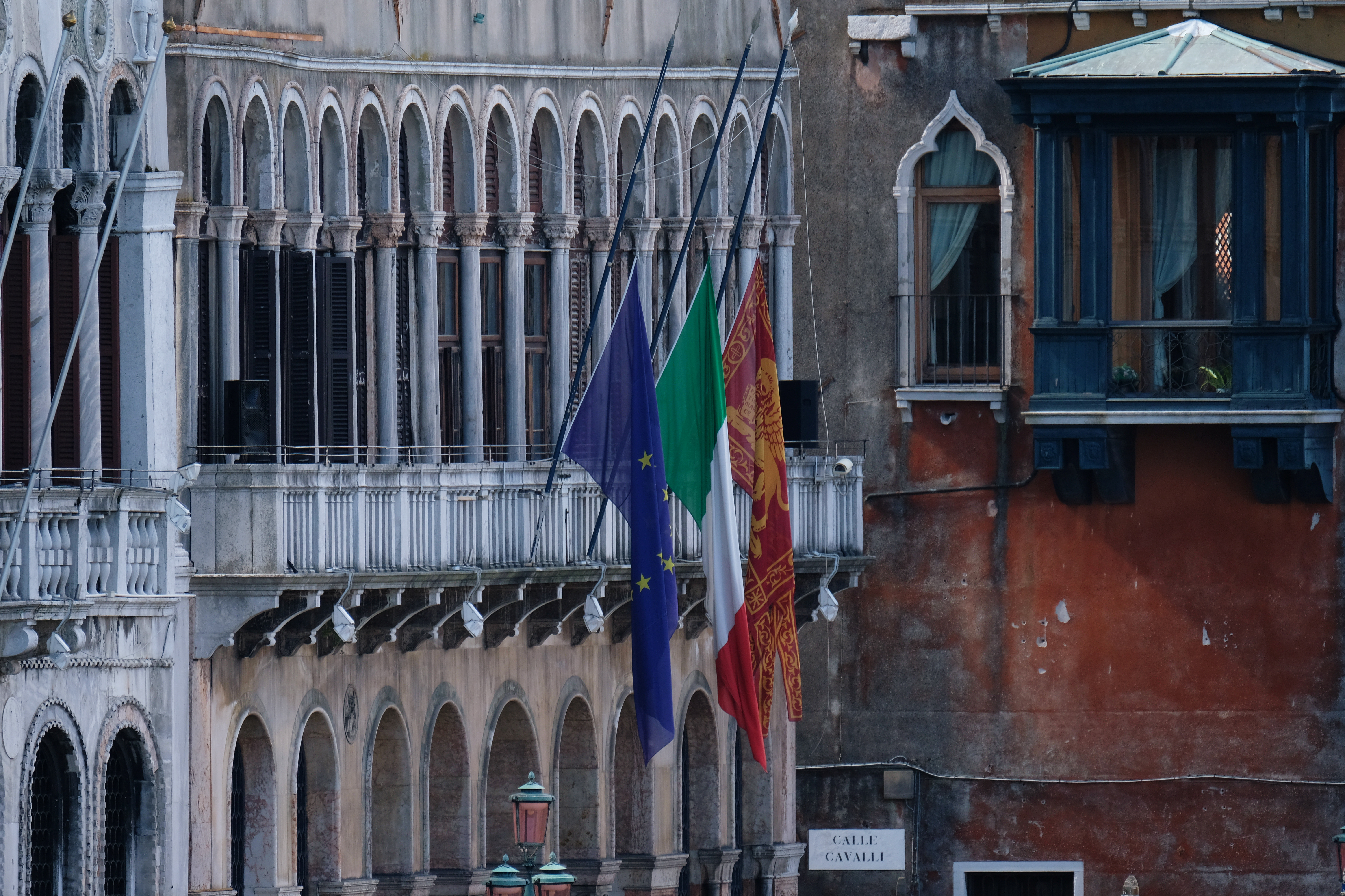 La bandera en el edificio de la municipalidad de Venecia (REUTERS/Manuel Silvestri)