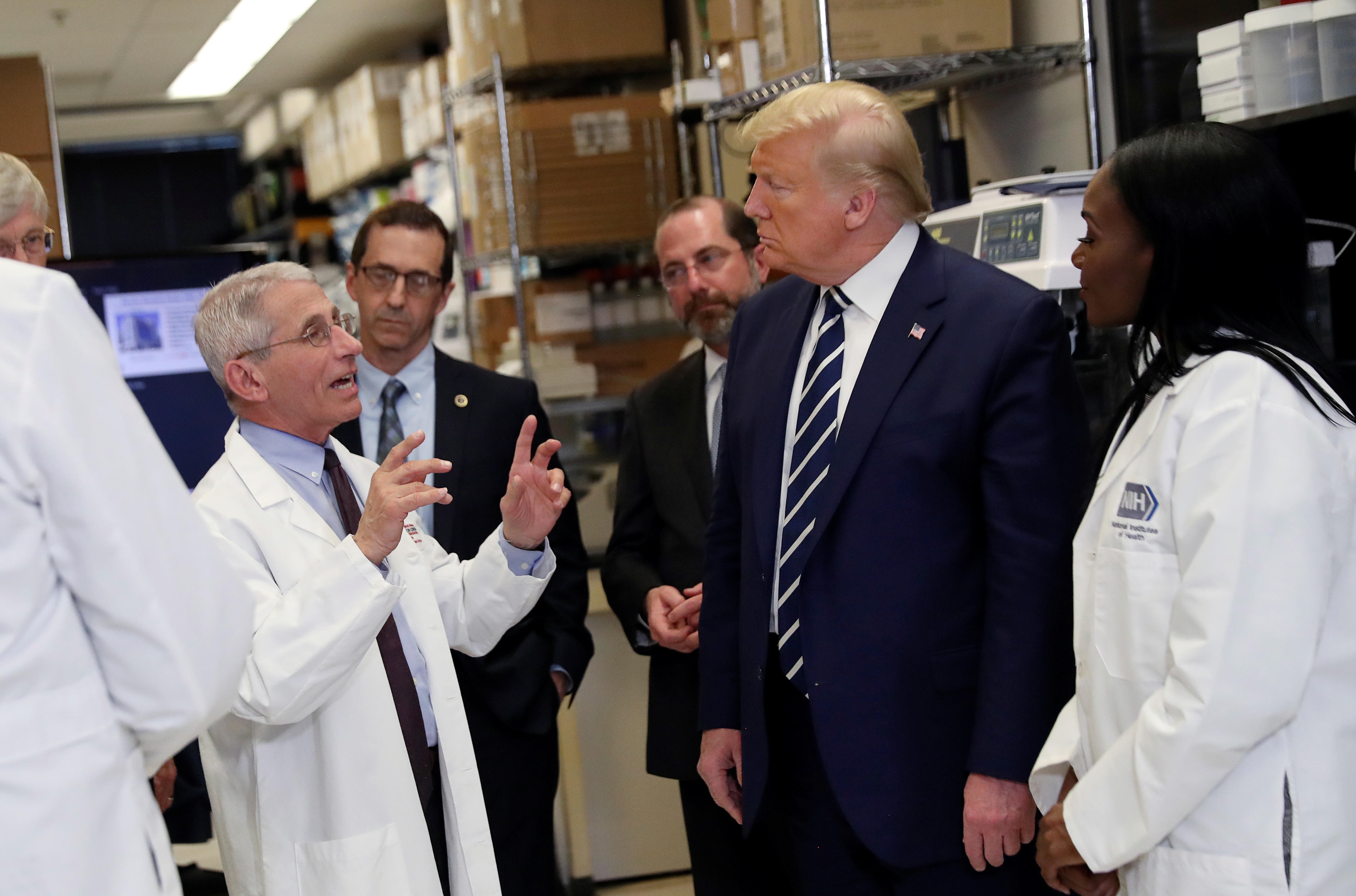 Donald Trump escucha las investigaciones de Anthony Fauci, director de los Institutos Nacionales de Alergia y Enfermedades Infecciosas (NIAID, por sus siglas en inglés), en Bethesda, Maryland, el 3 de marzo de 2020 (REUTERS/Leah Millis)