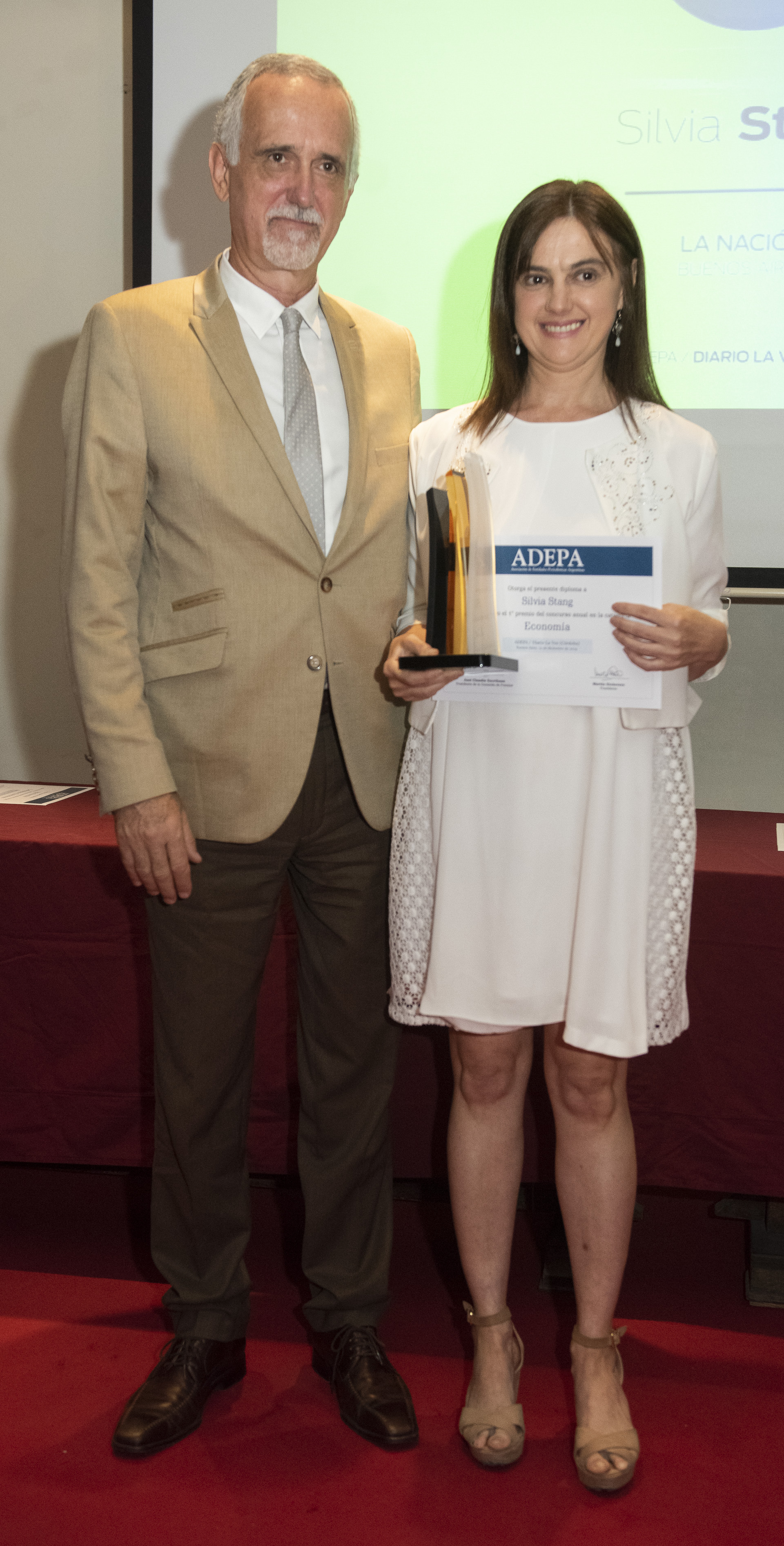 Recibió el 1º Premio Silvia Stang en la Categoría Economía. Entregó el galardón el director de La Voz de Interior (Córdoba), Carlos Jornet
