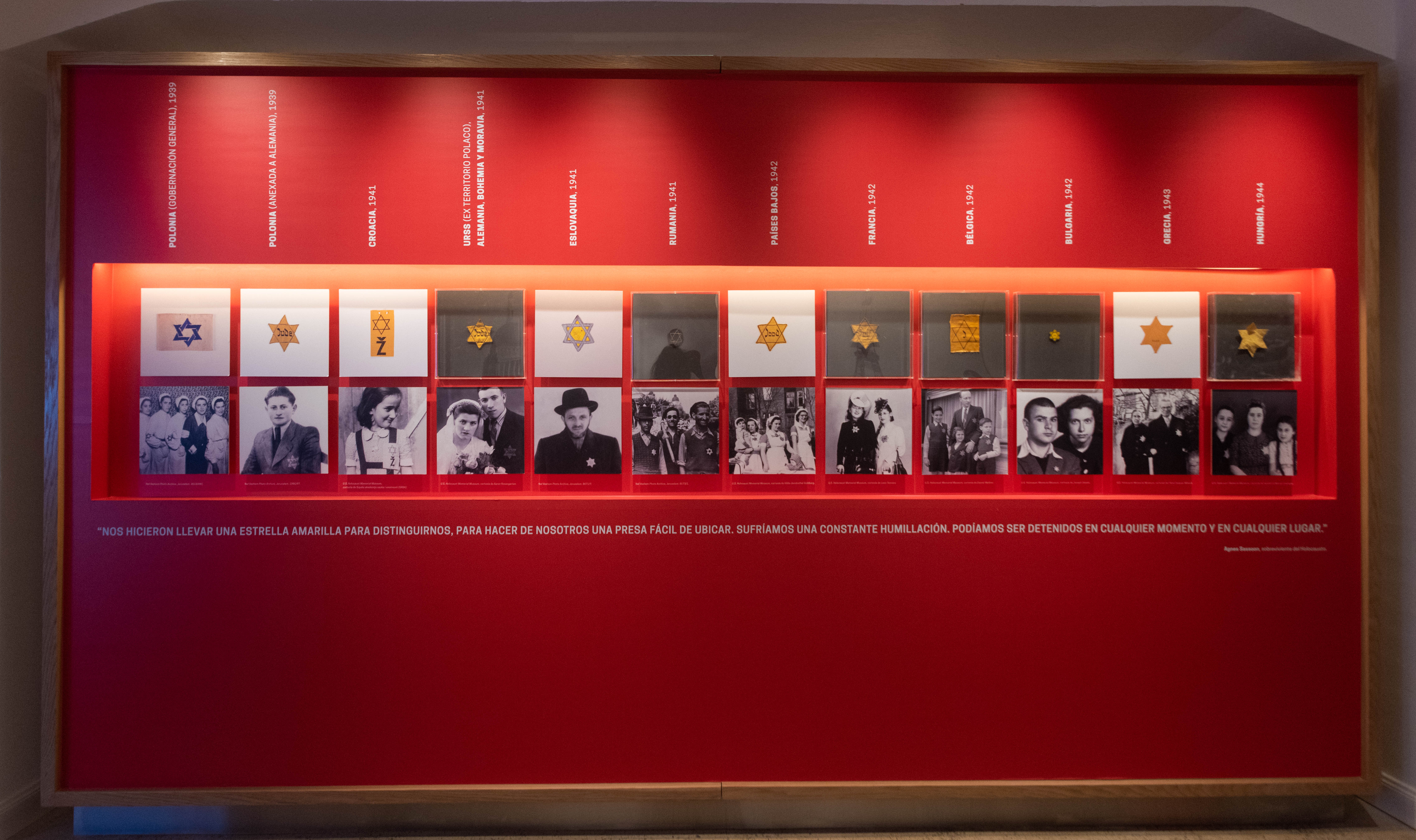 En su primera etapa, la exposición relata el modo en que los judíos de Alemania fueron forzados a emigrar. Los judíos polacos, en cambio, no tuvieron la suerte de advertir las ideas del régimen totalitario que el 1° de septiembre de 1939 los invadió. La historia retuvo ese día como el del comienzo de la Segunda Guerra Mundial. La primera fase del exterminio consistió en la concentración de judíos como una medida temporaria para la búsqueda de soluciones territoriales