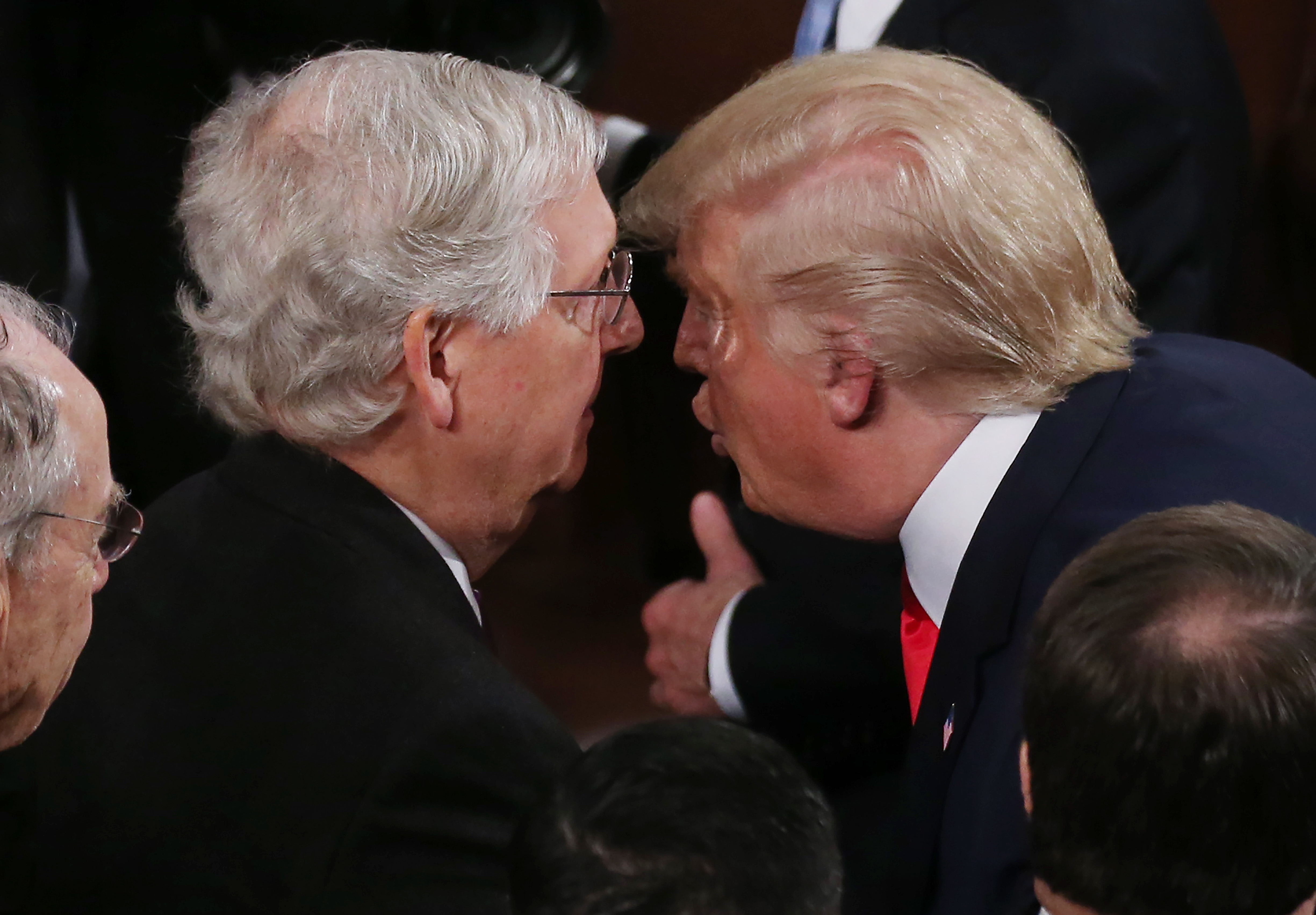 Trump saluda al líder de la mayoría republicana Mitch McConnell (Mario Tama/Getty Images/AFP)
