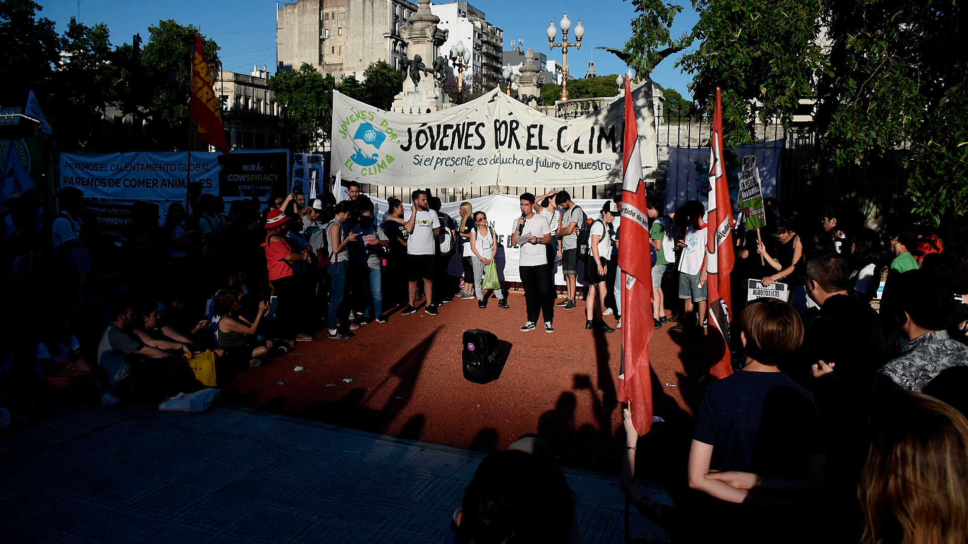 Un joven da un discurso en la Plaza de los dos Congresos en Buenos Aires