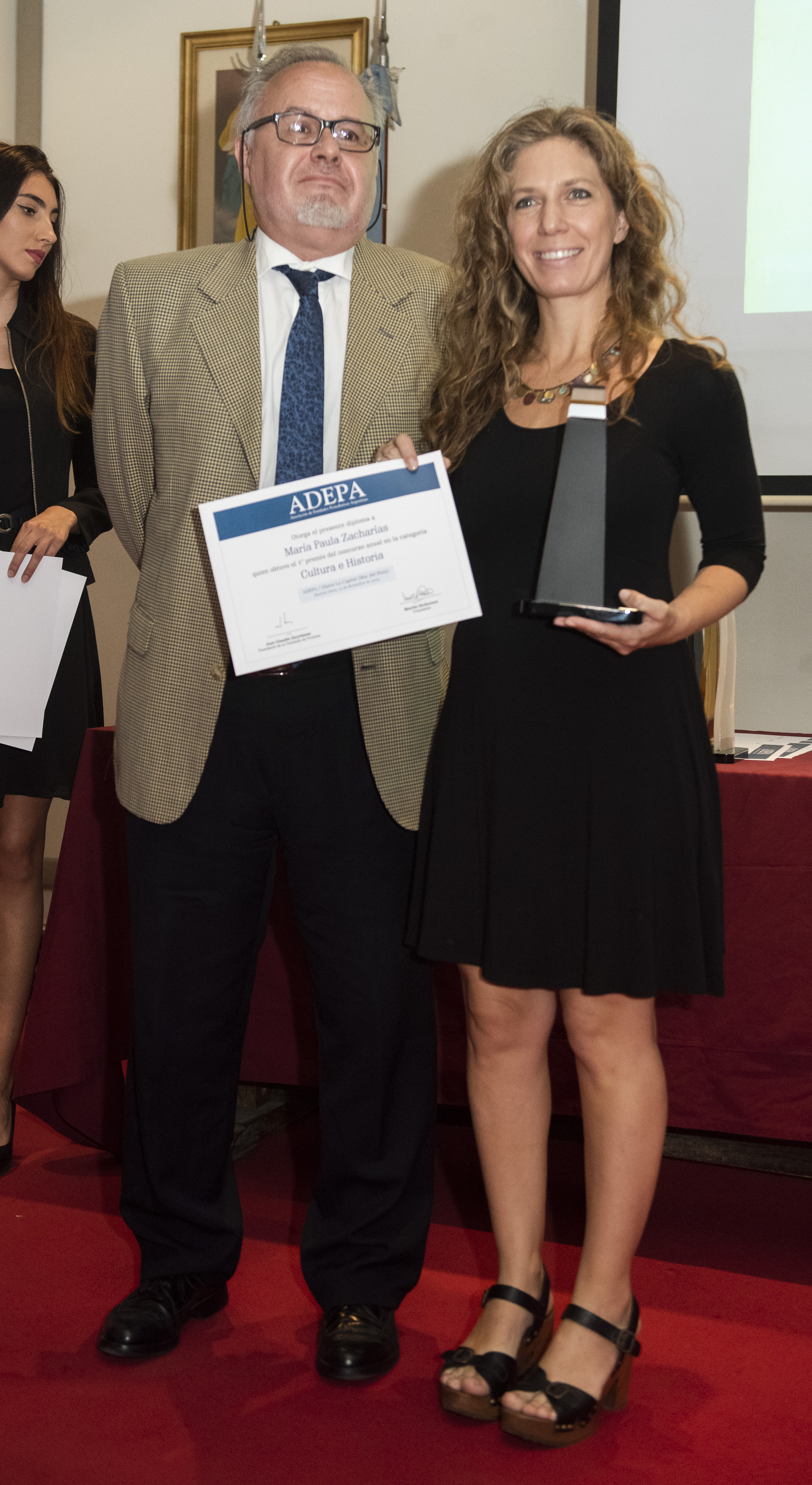 Recibió el 1º Premio en la Categoría Cultura e Historia, María Paula Zacharías, entregó el galardón Guillermo Belcore, subdirector periodístico de La Prensa (La Nación, Buenos Aires)