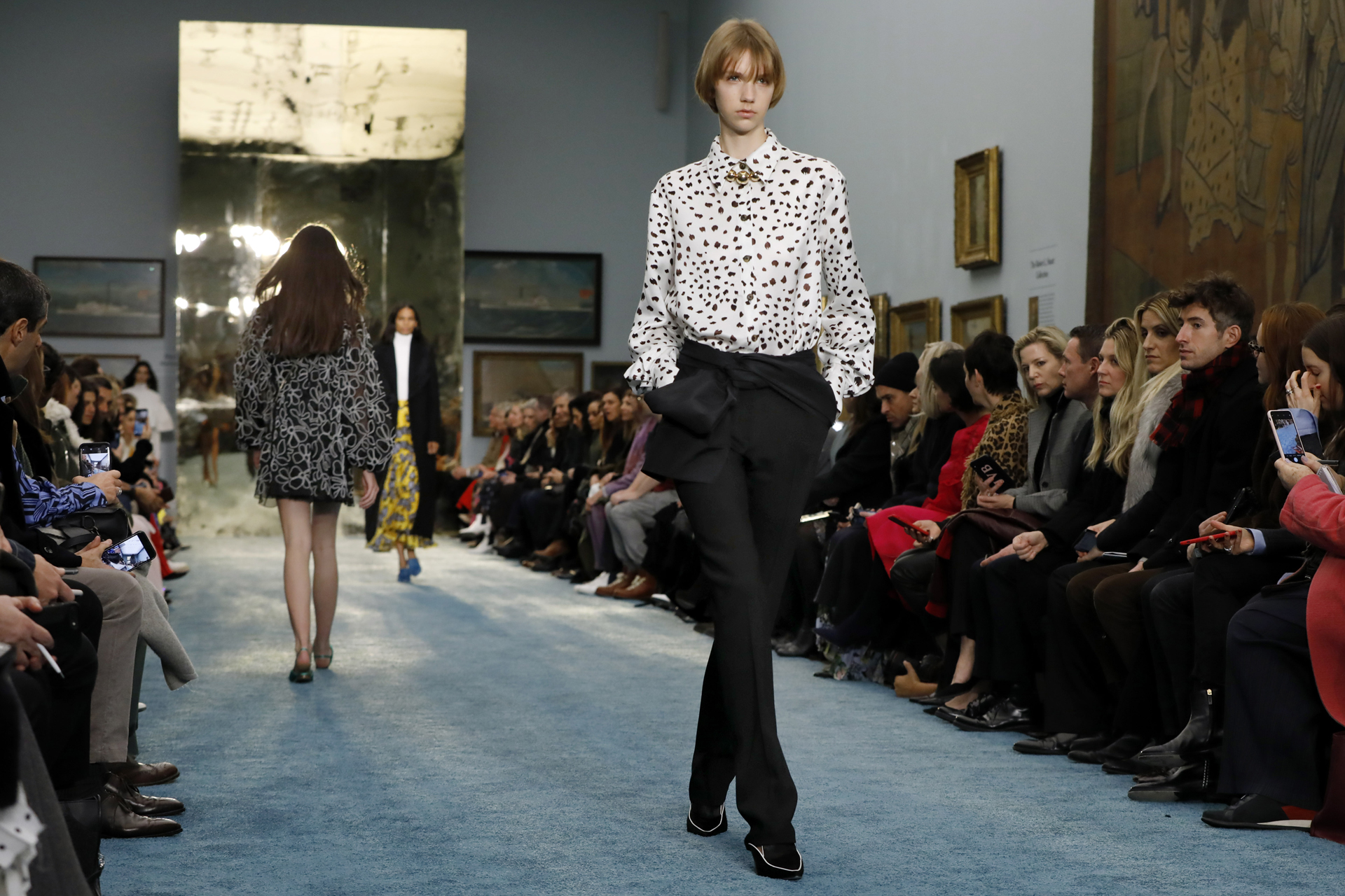 La elegancia de Carolina Herrera en las pasarelas de la apertura del mes fashionista