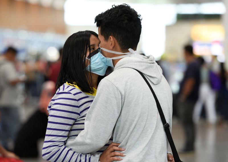 Una pareja con mascarilas en el Aeropuerto Internacional José Joaquín de Olmedo, Guayaquil, Ecuador, 13 marzo 2020. REUTERS/Santiago Arcos