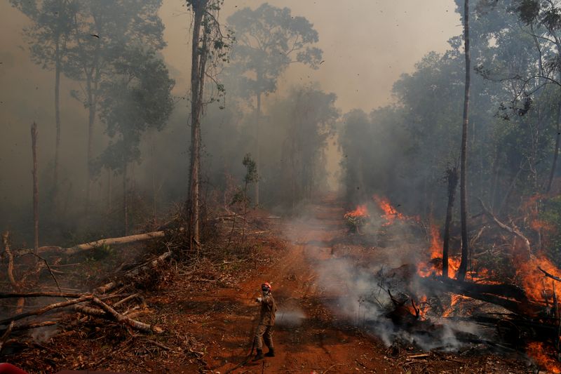 FOTO DE ARCHIVO: Un bombero apaga un incendio forestal en Uniao do Sul, en Mato Grosso, Brasil. 4 de septiembre de 2019. REUTERS/Amanda Perobelli