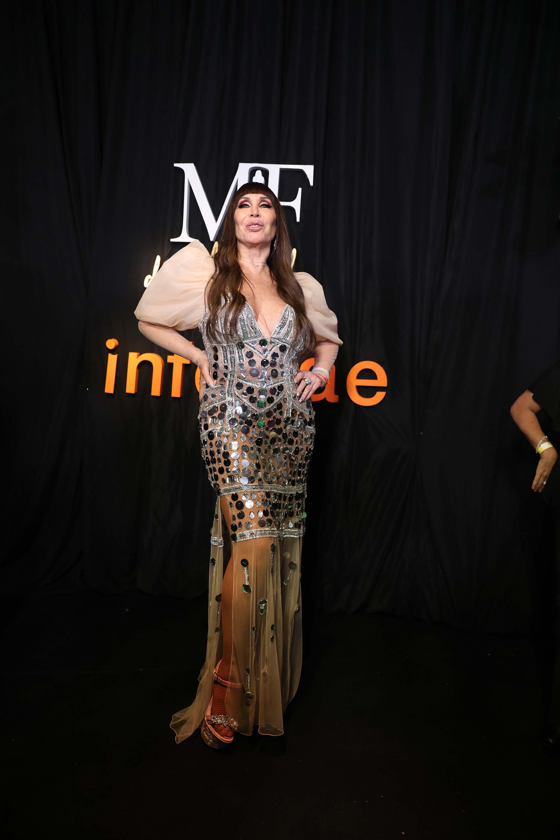 La diva argentina Moria Casán vestida por la diseñadora Maureene Dinar con un vestido de tul elastizado color rosa melón, con pedrería de canutillos