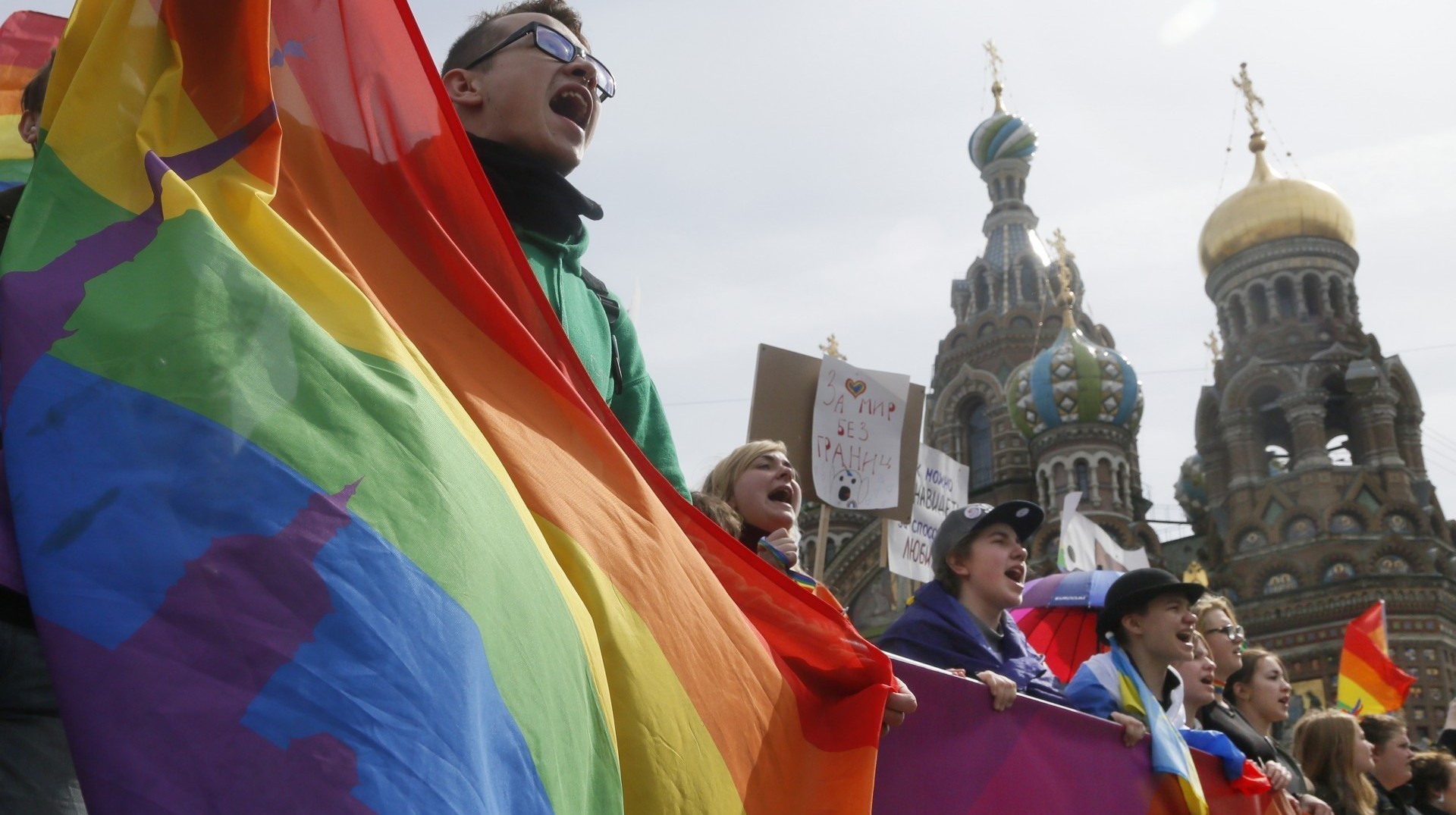Activistas gays protestan durante una manifestación. (AP Photo/Dmitry Lovetsky)