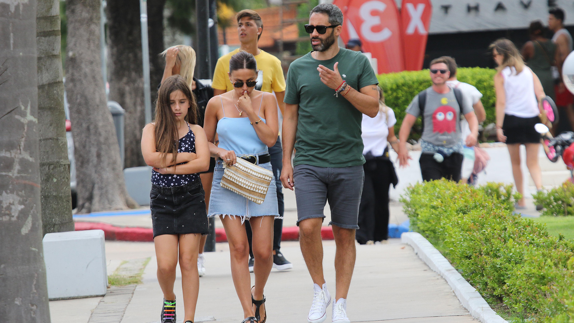 El Pollo Álvarez con bermudas para un paseo en familia