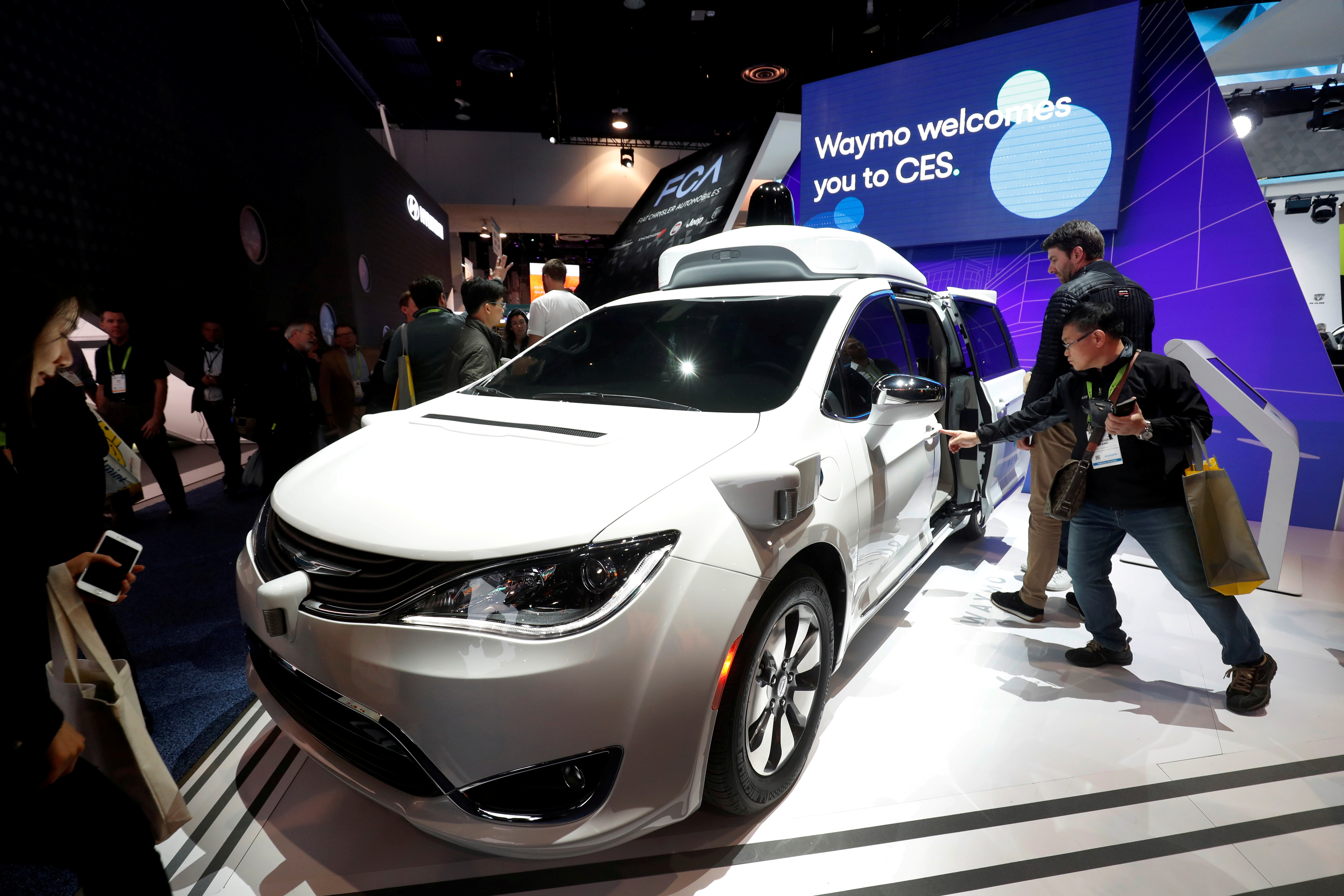 Un vehículo autónomo Waymo durante CES 2019. (REUTERS/Steve Marcus/File Photo/File Photo)