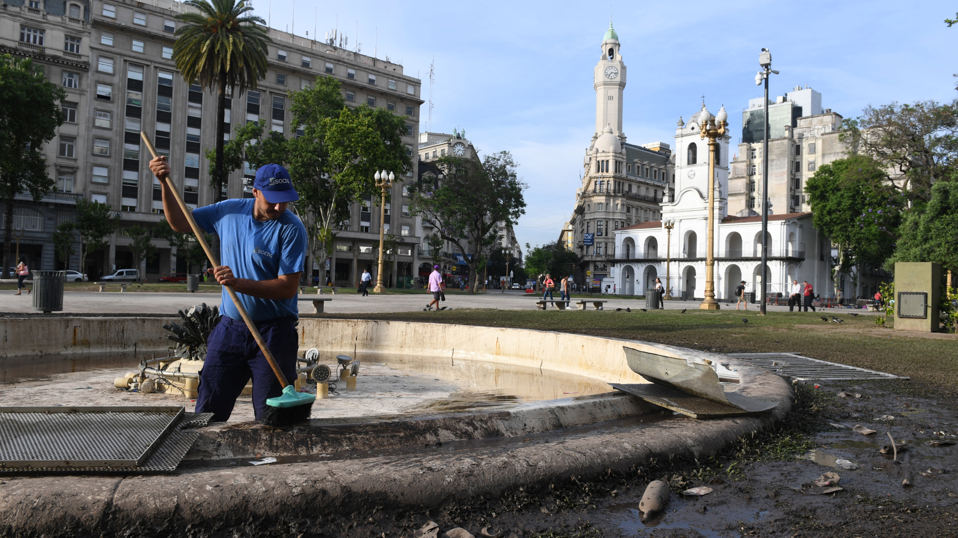 Finalizada la celebración, llegó el momento de la limpieza de las botellas, papeles, carteles y banderas. El operativo arrancó este miércoles temprano.