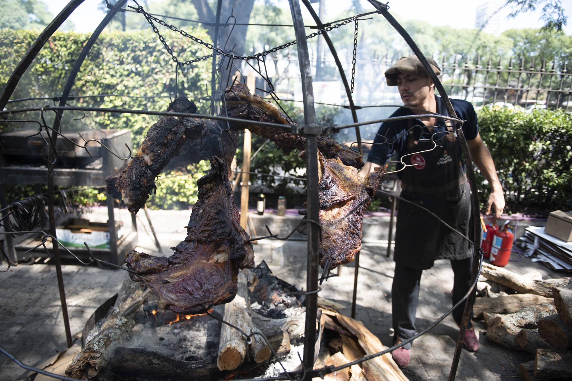 Al asador. En Asado Campero cocinan sus carnes colgadas en un tren donde tienen ojo de bife y bife de chorizo, donde la carne de grasa queda más tierna y lo hicieron durante más de 6 horas a la leña.