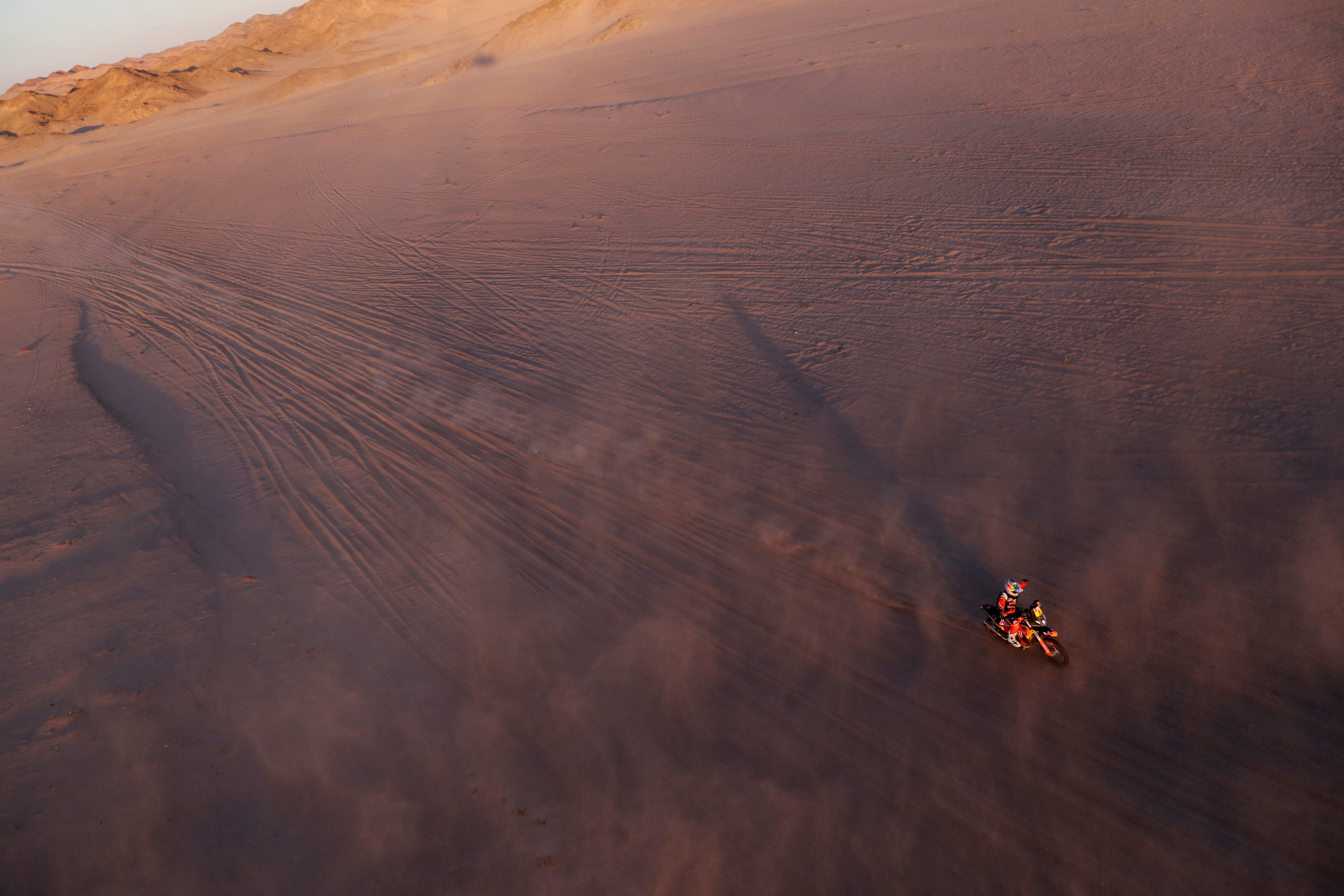 Sunderland había ganado sobre la bocina la cuarta etapa, este miércoles en un recorrido que unió Neom y Al-Ula, en Arabia Saudita, pero al final Cornejo logró su primer triunfo de etapa en el Dakar
