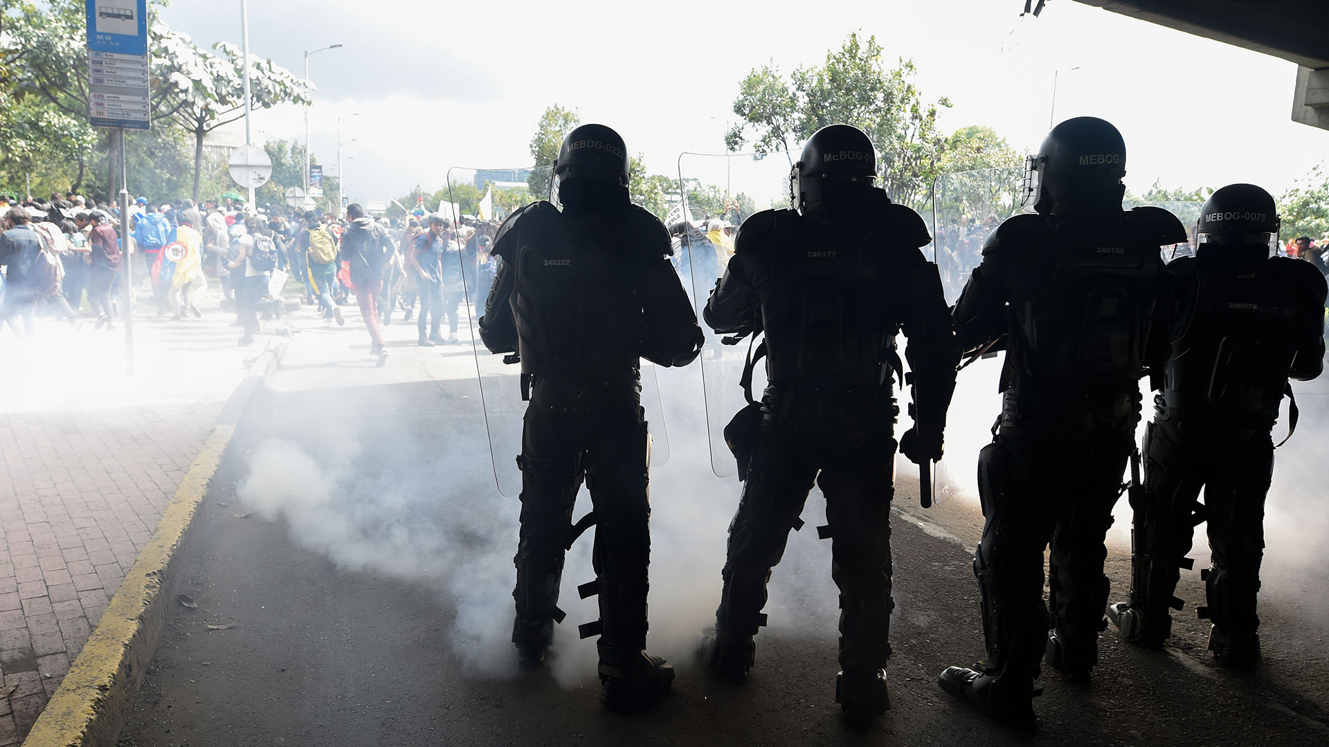 EDITORS NOTE: Graphic content / Riot police clash with demonstrators in Bogota, on November 21, 2019, during a nationwide strike called by students, unions and indigenous groups to protest against the government of Colombia's President Ivan Duque. (Photo by JUAN BARRETO / AFP)