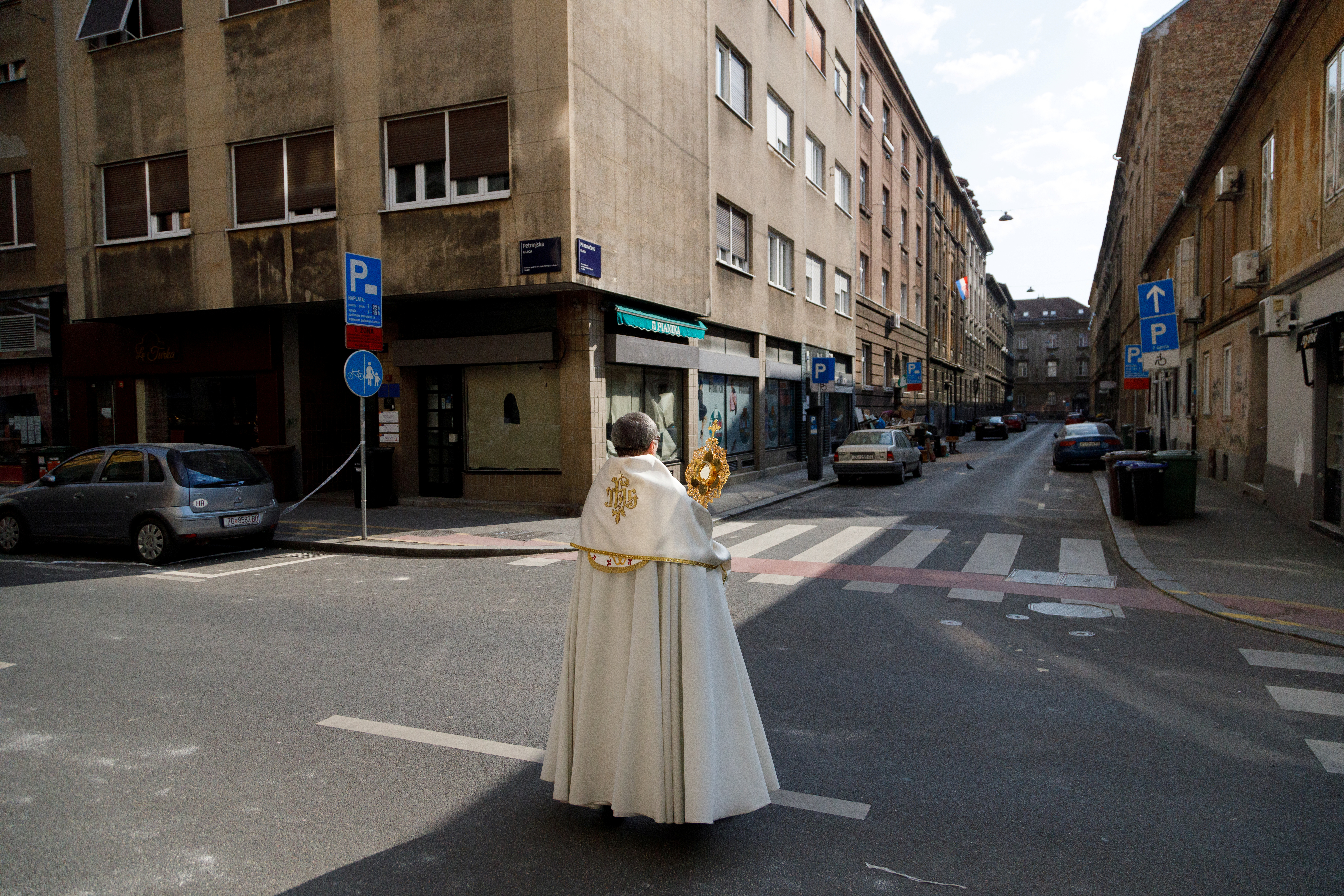 CROACIA - El padre Ivan Matic salió a las calles de Zagreb a celebrar el domingo de Pascuas y a bendecir a las personas en los balcones
