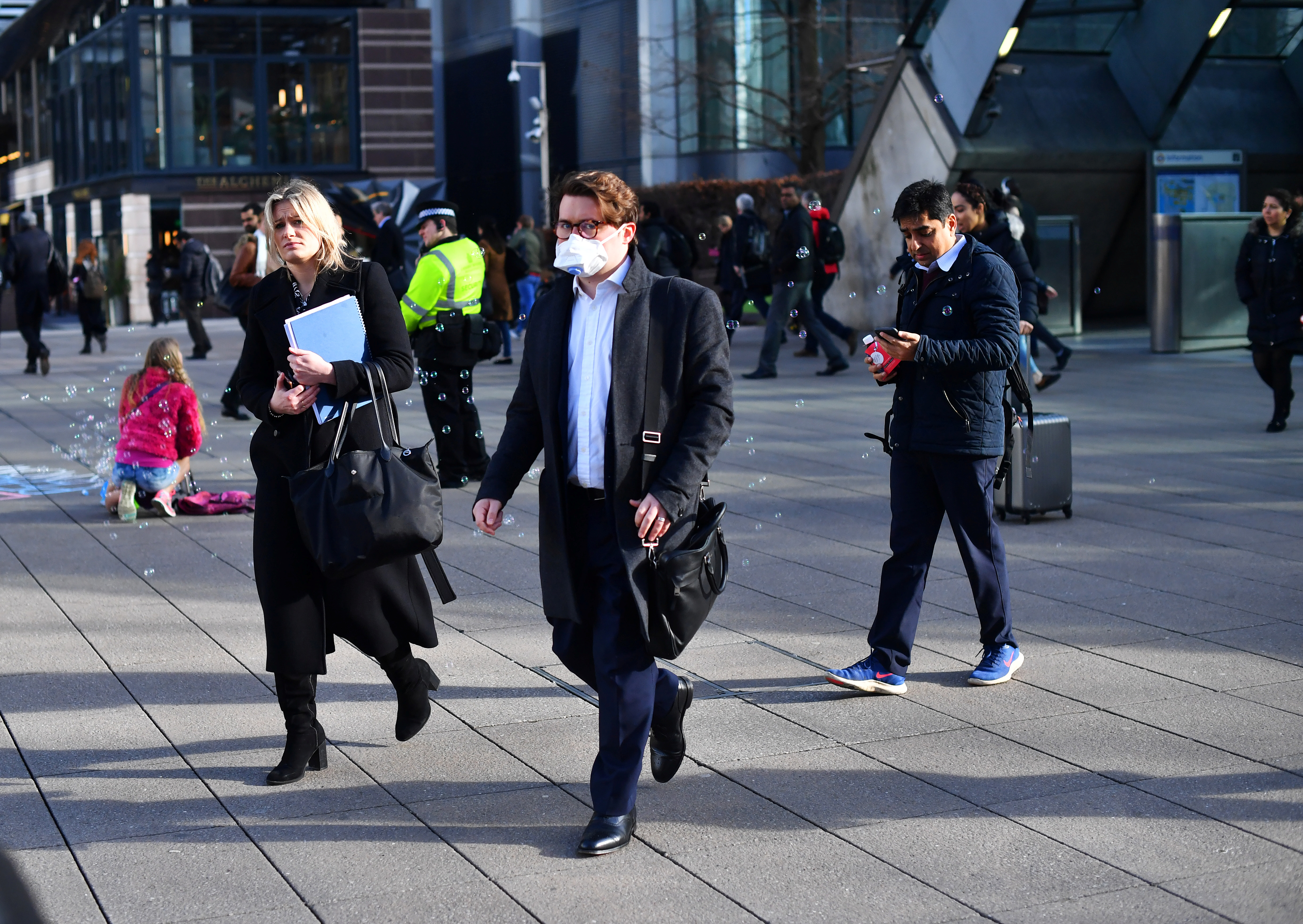 Los viajeros caminan por Canary Wharf, en Londres, este lunes, cuando aumenta el número de casos de coronavirus en todo el mundo y las acciones europeas caen (Reuters/ Dylan Martinez)