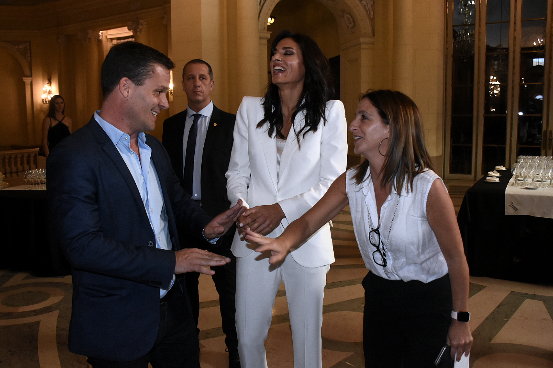 Agustín Forchieri, vicepresidente 1° de la Legislatura porteña y la diputada Gorbea dialogan con Sabatini en la ceremonia (Foto: Nicolás Stulberg)