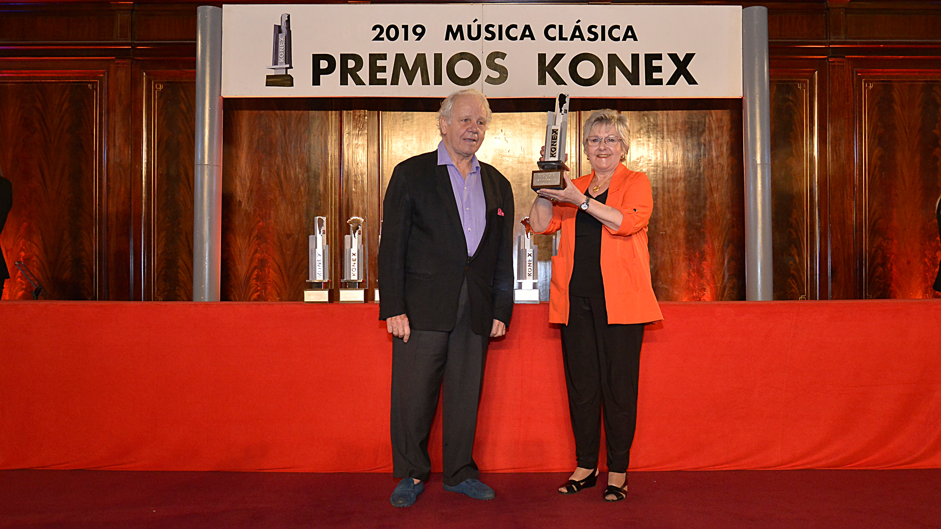 Emilio Basaldúa entrega el galardón a y Marilú Anselmi, madre del premiado Marcelo Lombardero