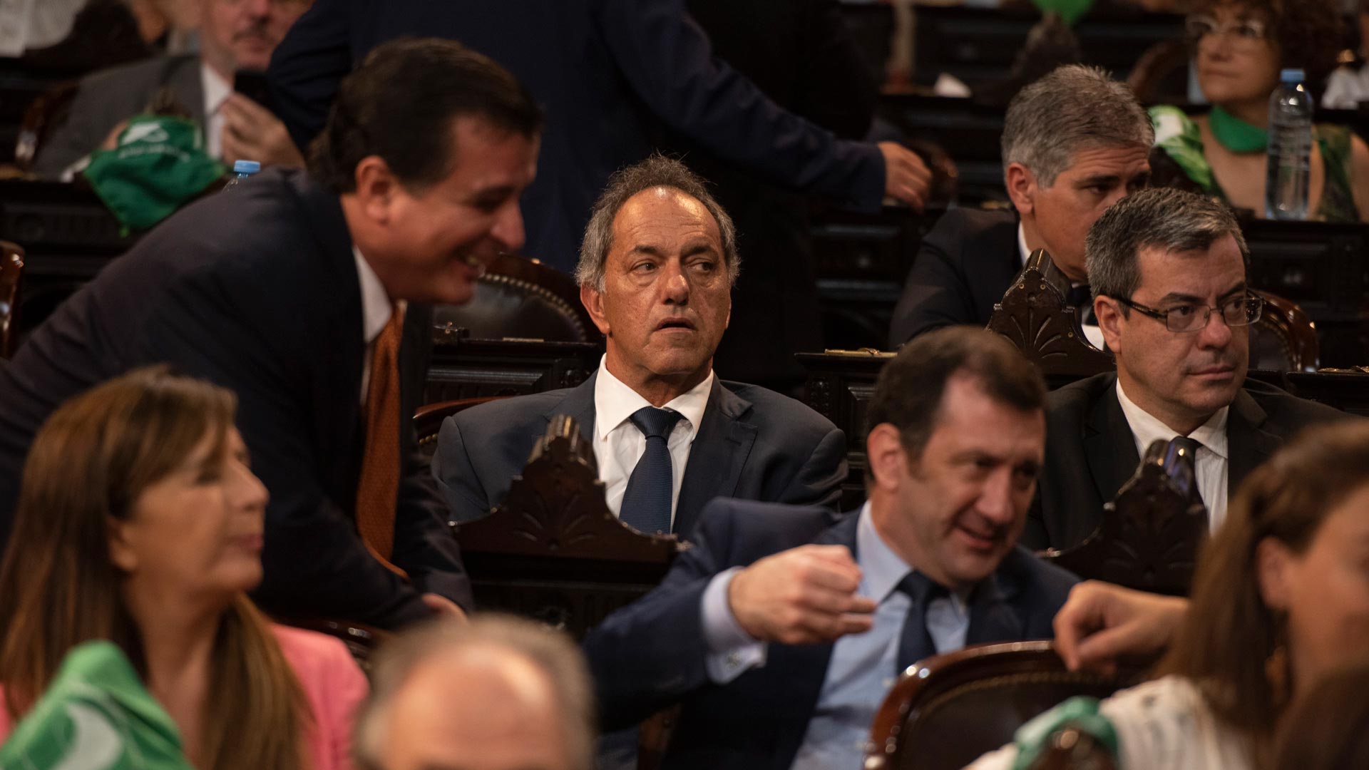 Daniel Scioli, designado embajador ante Brasil, con un clásico traje y corbata en tonos azul marino.
