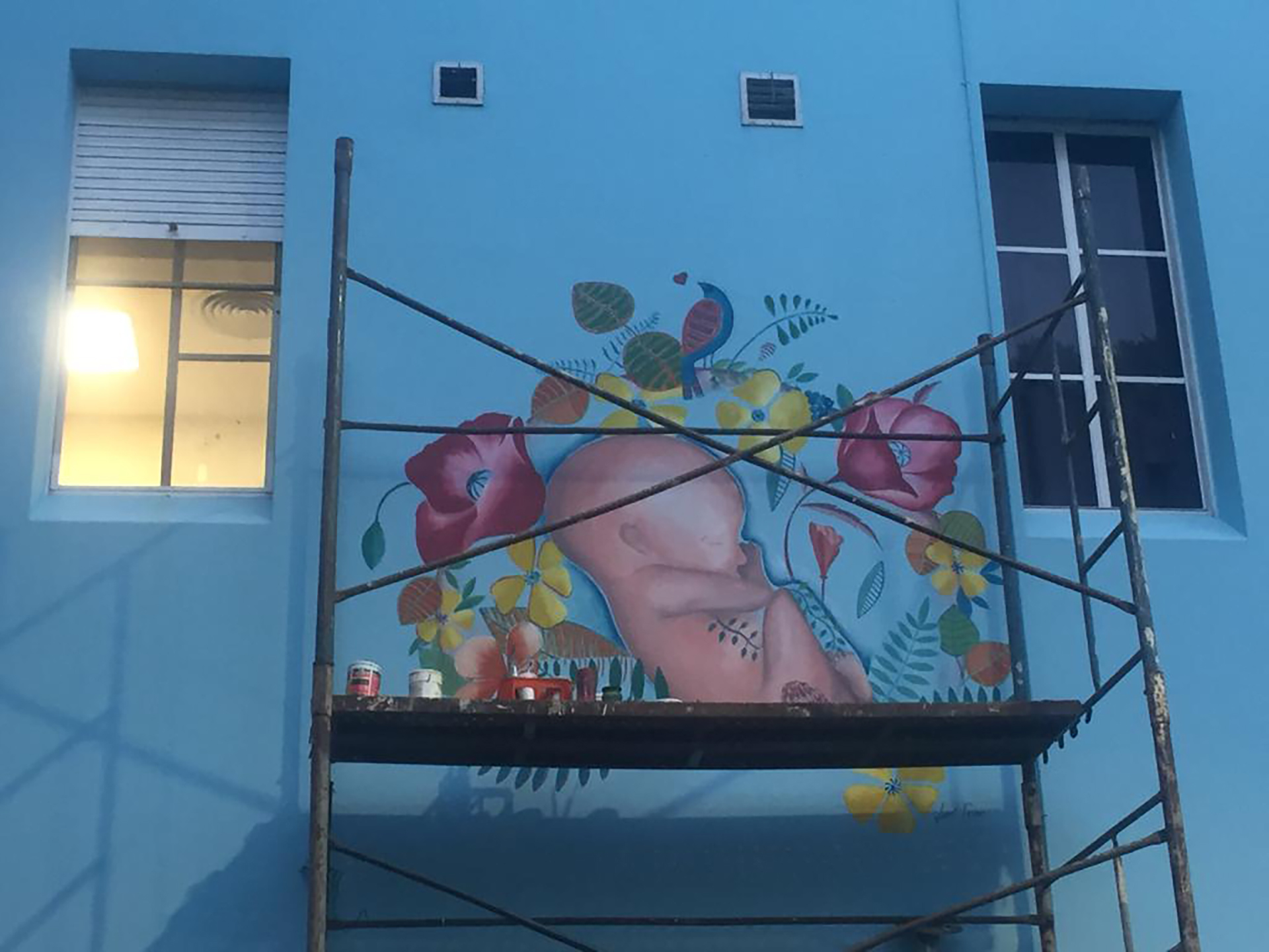 El mural, con algunas correcciones que Liset Feider aceptó: no hay cordón umbilical y en cambio más flores y hojas...