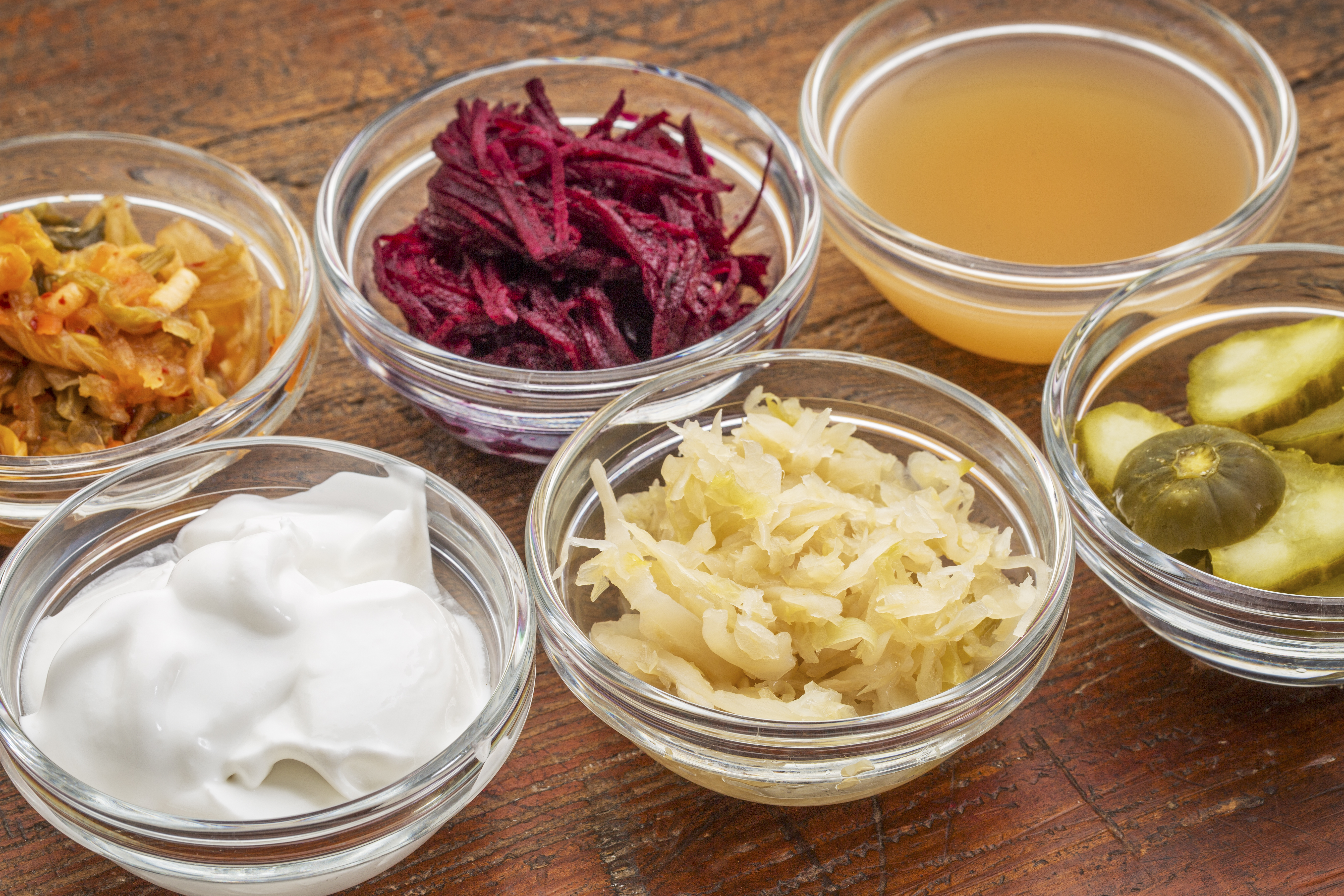 Los probióticos se pueden encontrar en alimentos como los yogures o los fermentados, como el kéfir (Shutterstock)