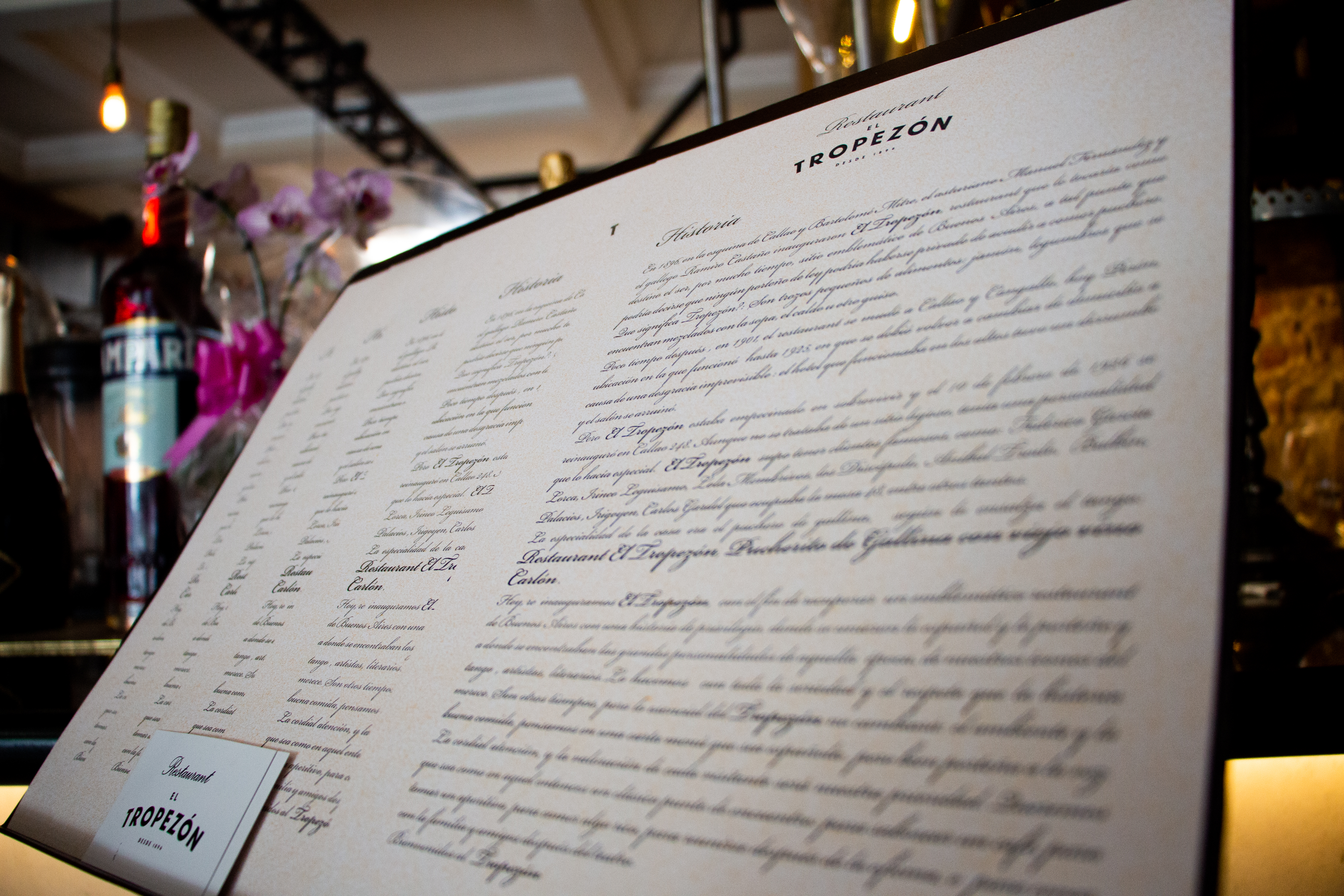 La carta actual es variada y sigue predominando la fusión de lo porteño con lo español, e invita a los comensales a viajar en el tiempo y vivir la experiencia que amaban los íconos del tango, artistas, escritores y poetas