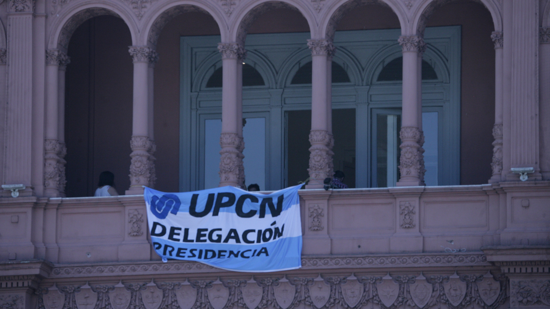 Una bandera celeste y blanca de la delegación del gremio UPCN-Presidencia en uno de los balcones de la Casa Rosada
