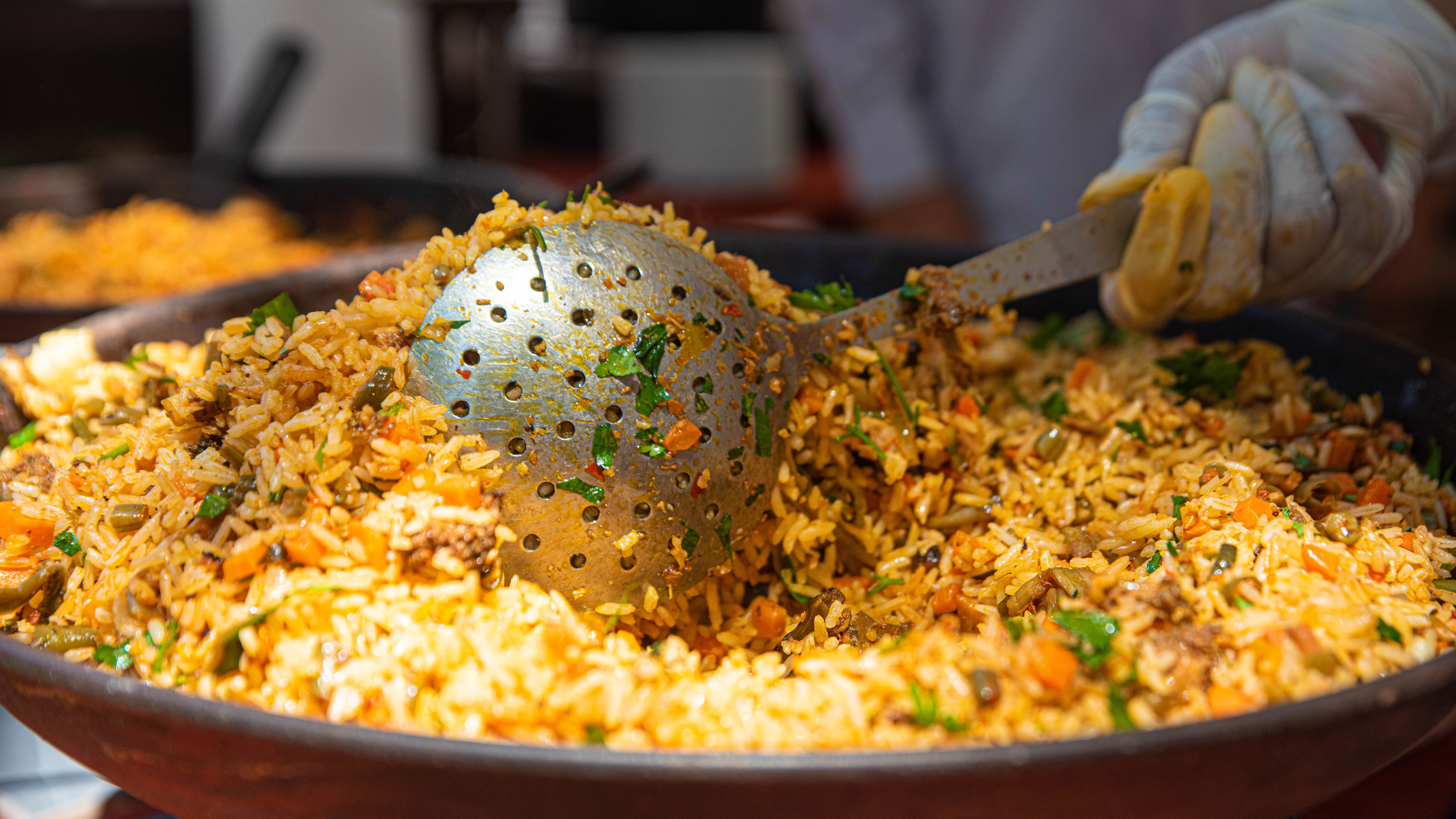 A la hora del almuerzo, también se podían comprar platos abundantes de arroz con vegetales.