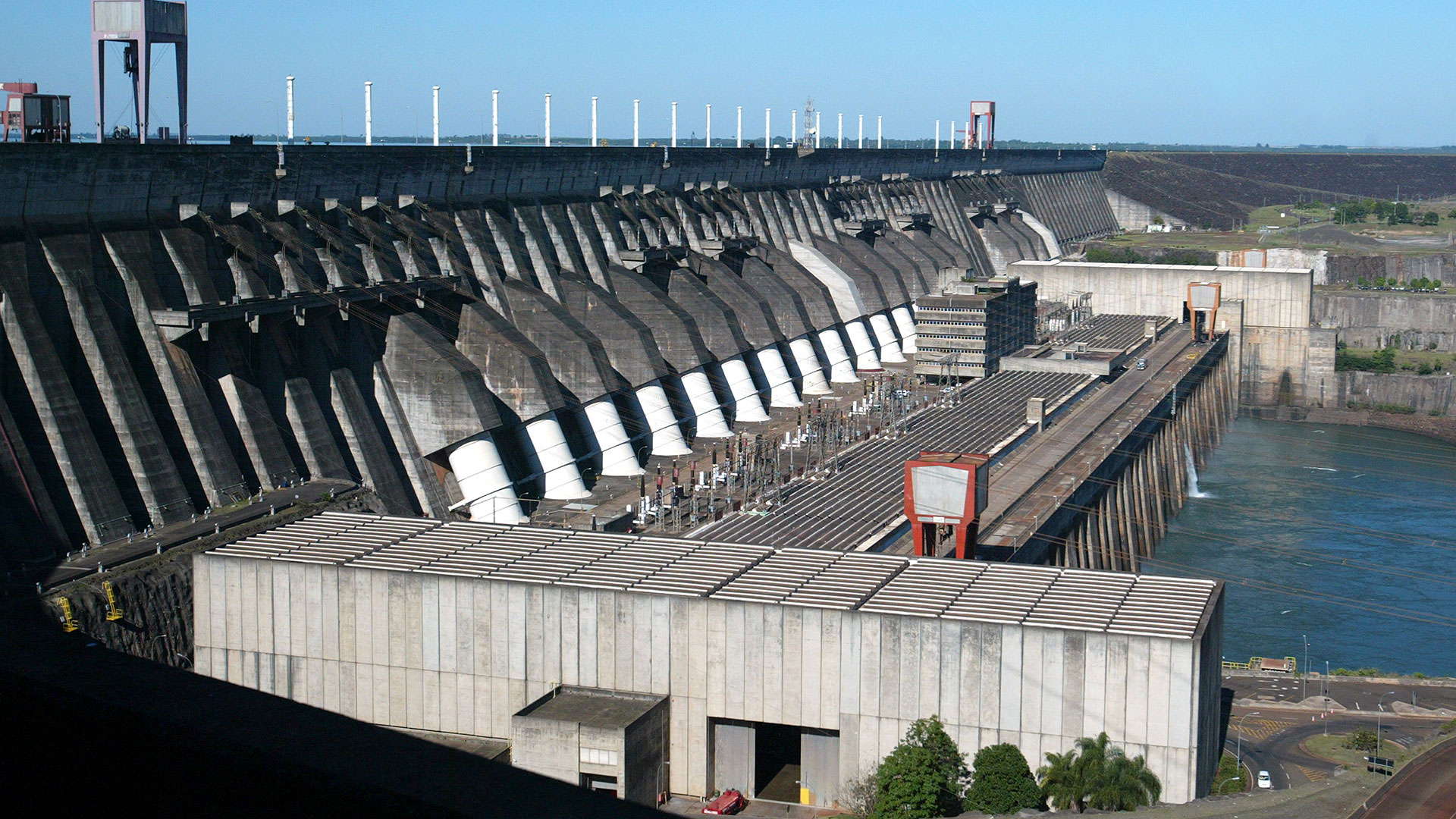 Las generadoras de electricidad aseguran estar al borde de la ruptura de la cadena de pagos (Reuters)