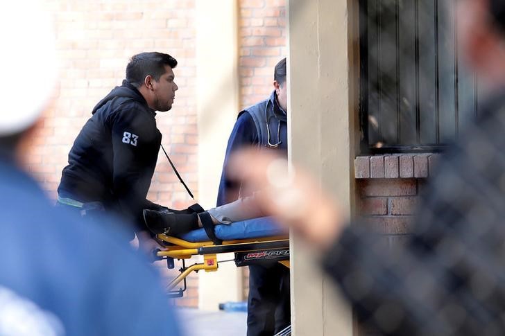 Paramédicos llevan a una persona en una camilla después de un tiroteo en una escuela privada en Torreón, México. 10 de enero de 2020. REUTERS/Jesús Ruiz.