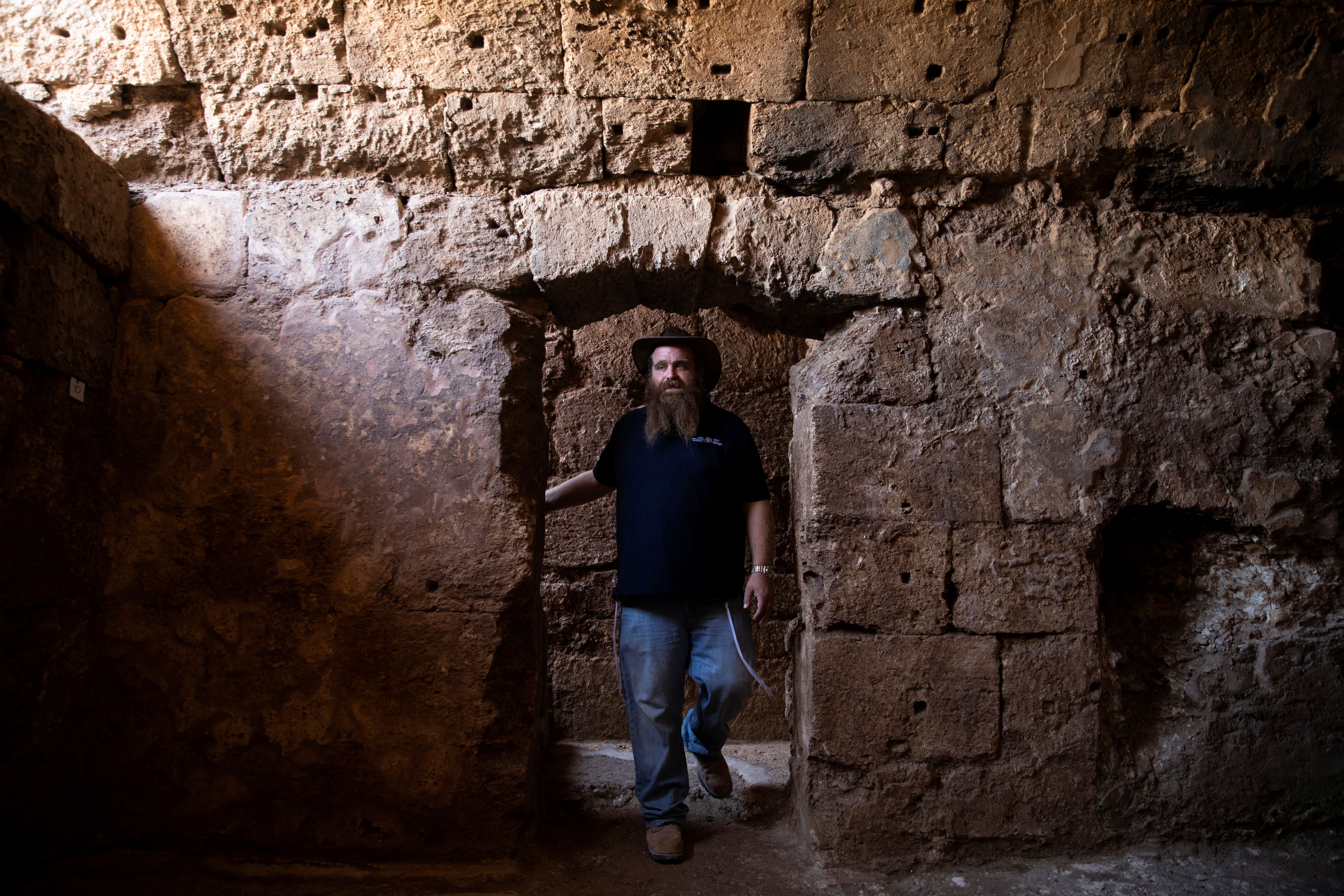 Benjamin Storchan, director de excavación en nombre de la Autoridad de Antigüedades de Israel, camina dentro de una cripta donde se encontraron restos de la iglesia de 1,500 años de antigüedad. (REUTERS / Ronen Zvulun)