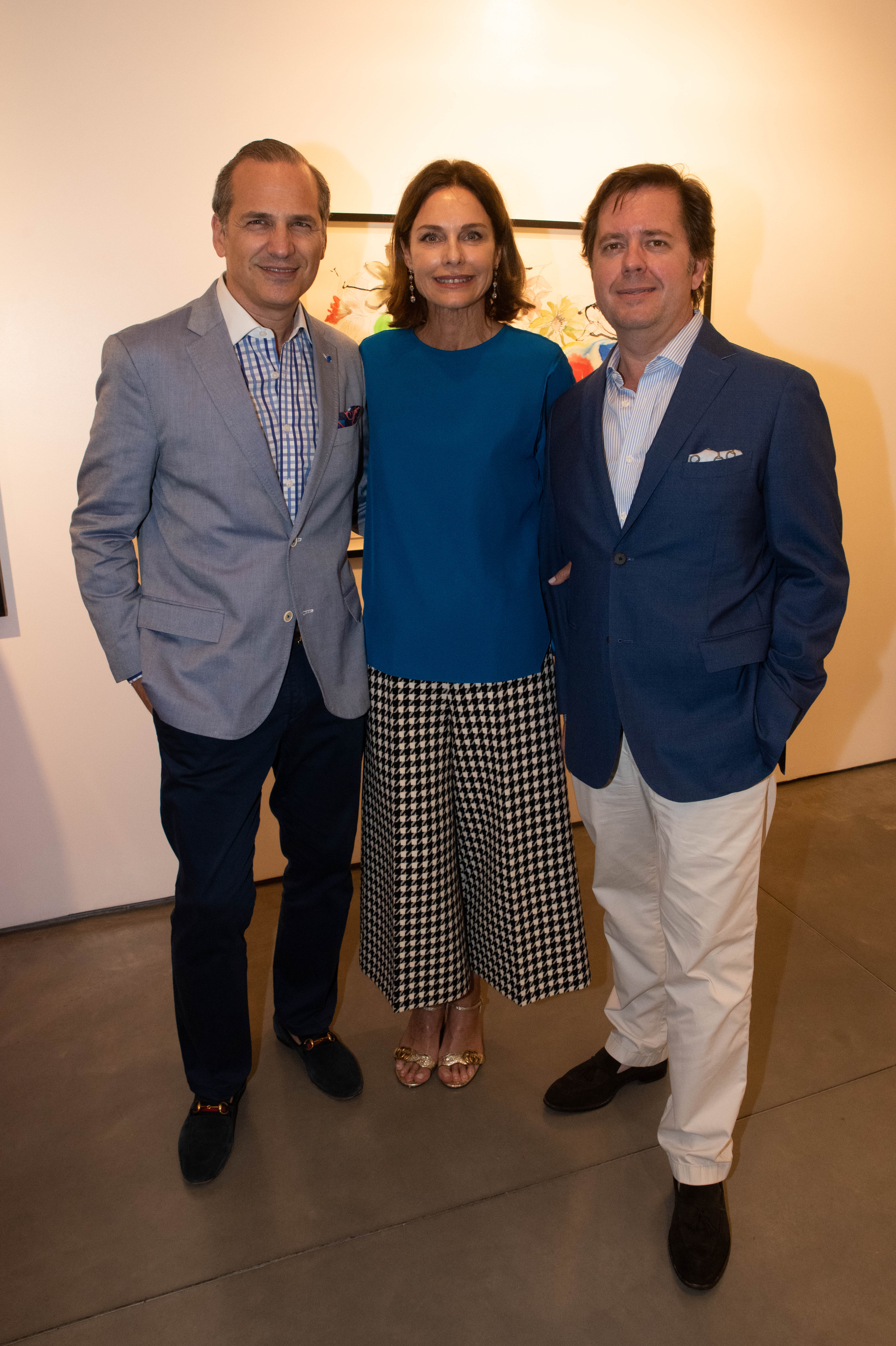Javier Iturrioz y Leopoldo Montes junto a la artista plástica