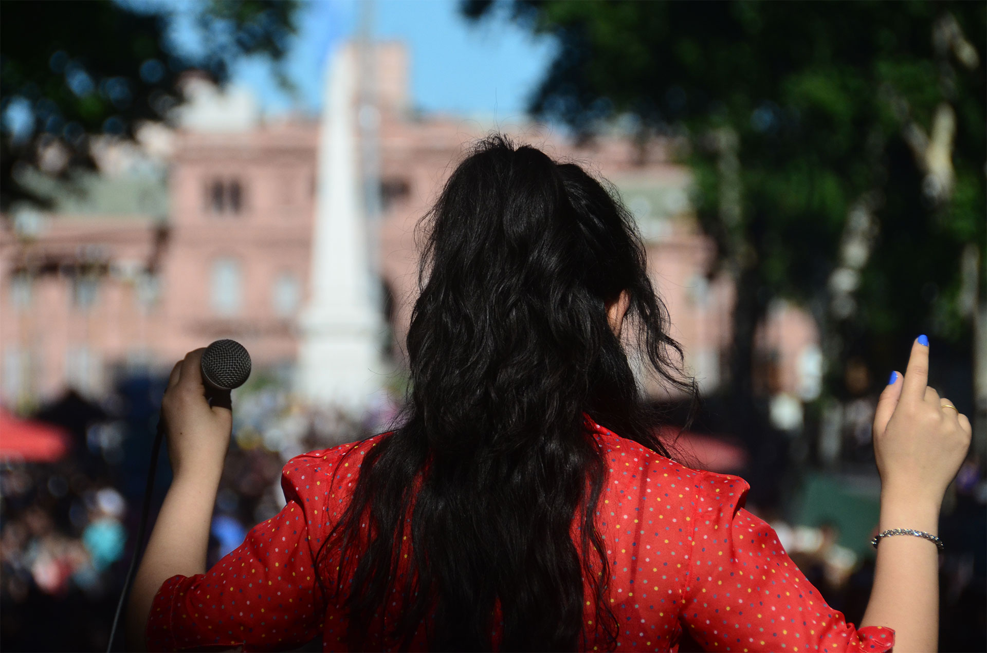 Caminatón es un recital itinerante que desde hace 25 años cuenta con el apoyo de diferentes artistas y bandas musicales, además de periodistas y celebridades, con el que se busca concientizar sobre la prevención y el correcto uso de los preservativos. Arriba de un escenario en movimiento, el público recorre dos mil metros bajo el lema
