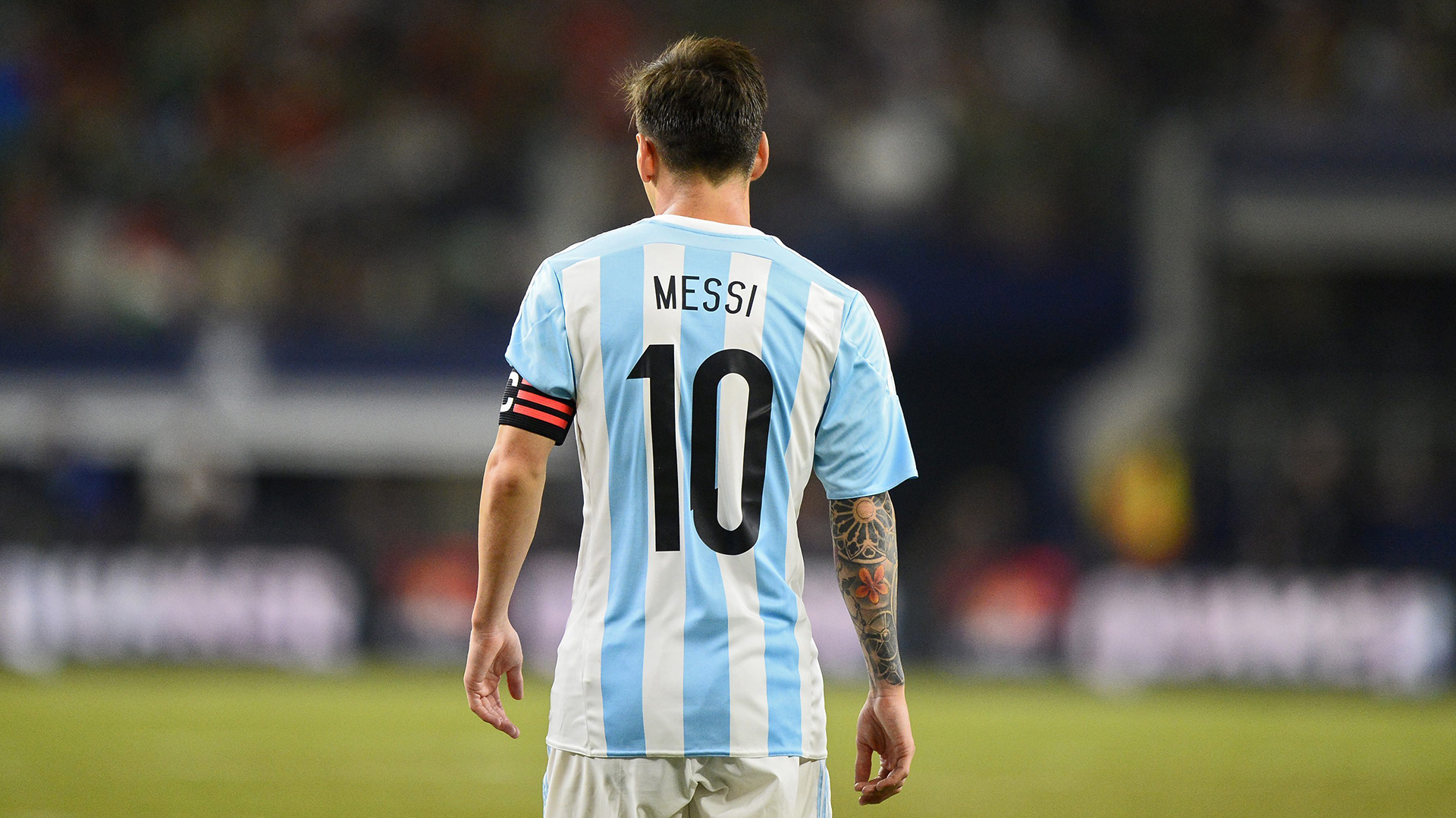 Rexach cree que Lionel tiene que esforzarse el doble en la Selección: "El Barcelona juega al ataque, y cuando Piqué se instala en el centro del campo, la distancia entre líneas es muy corta y, entonces, Messi necesita moverse en 15-20 metros, mientras que con la selección argentina tiene que bajar a buscar la pelota y hacer un sprint de 50 metros" (EFE)