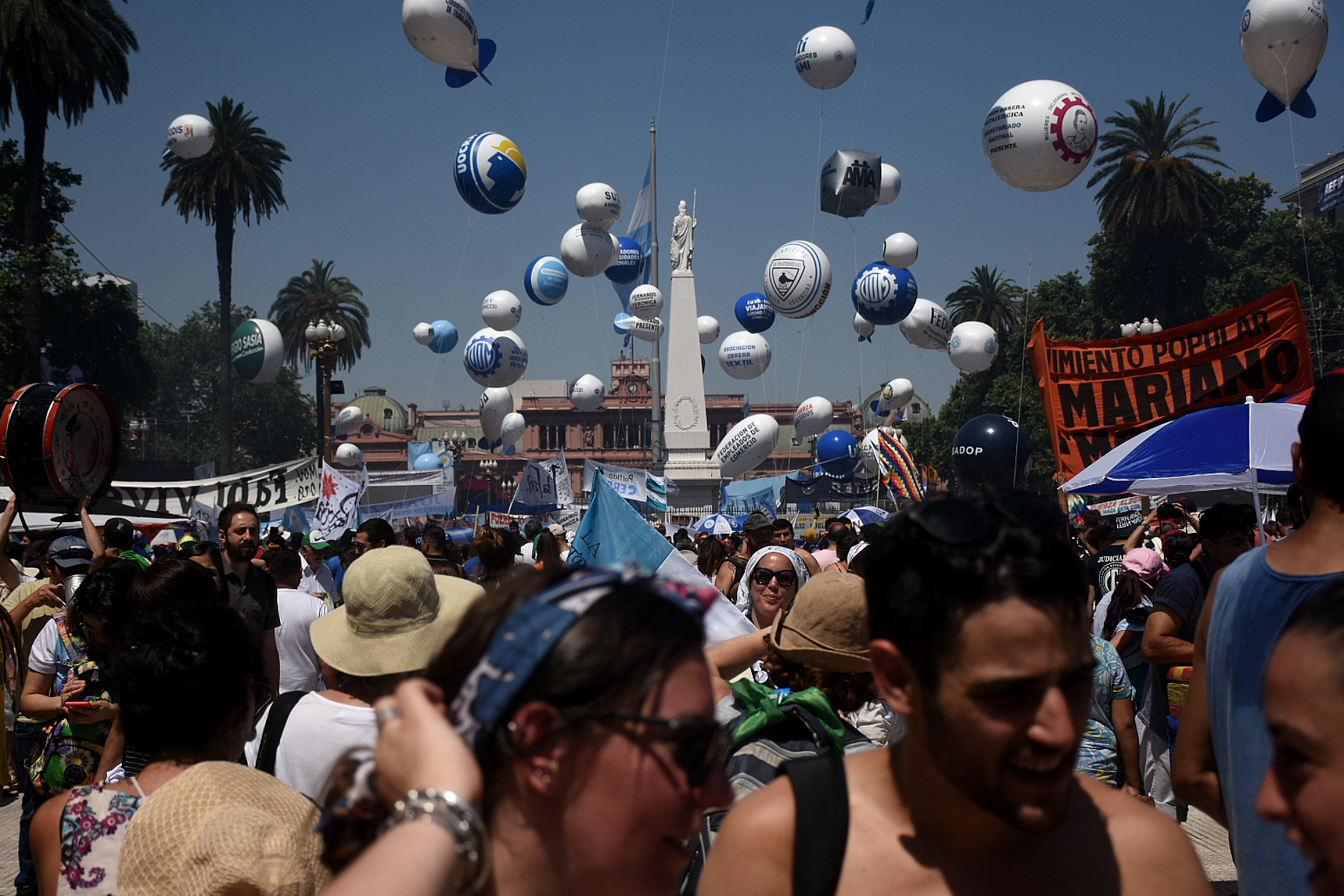 Tras los festejos por la asunción de Alberto Fernández en la Plaza de Mayo, el emblemático espacio público frente a la Casa Rosada terminó repleto de basura y con sus canteros verdes destruidos.