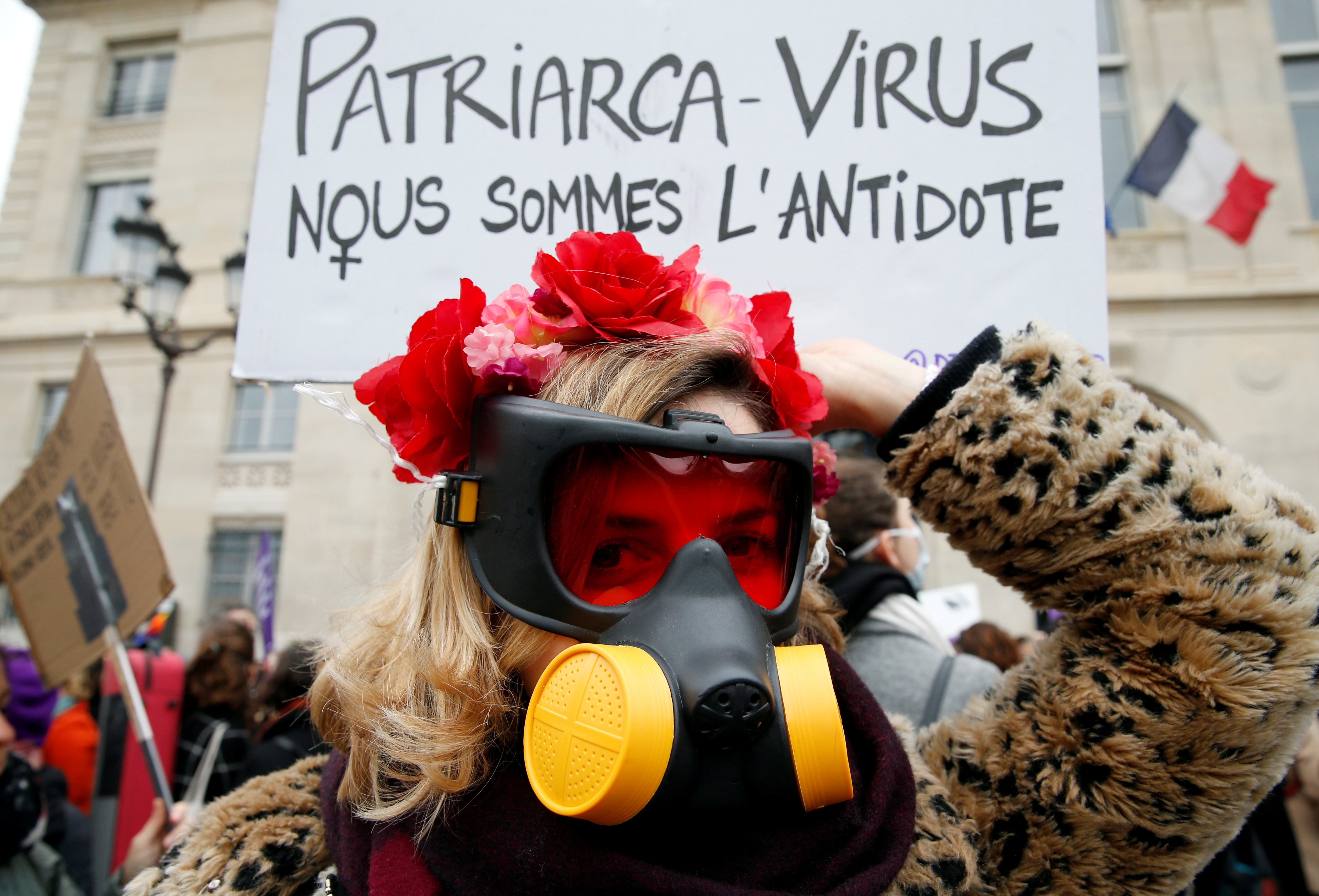 Una mujer con una máscara de gas asiste a una protesta exigiendo la igualdad en el Día Internacional de la Mujer en París, Francia, el 8 de marzo de 2020. La pancarta dice