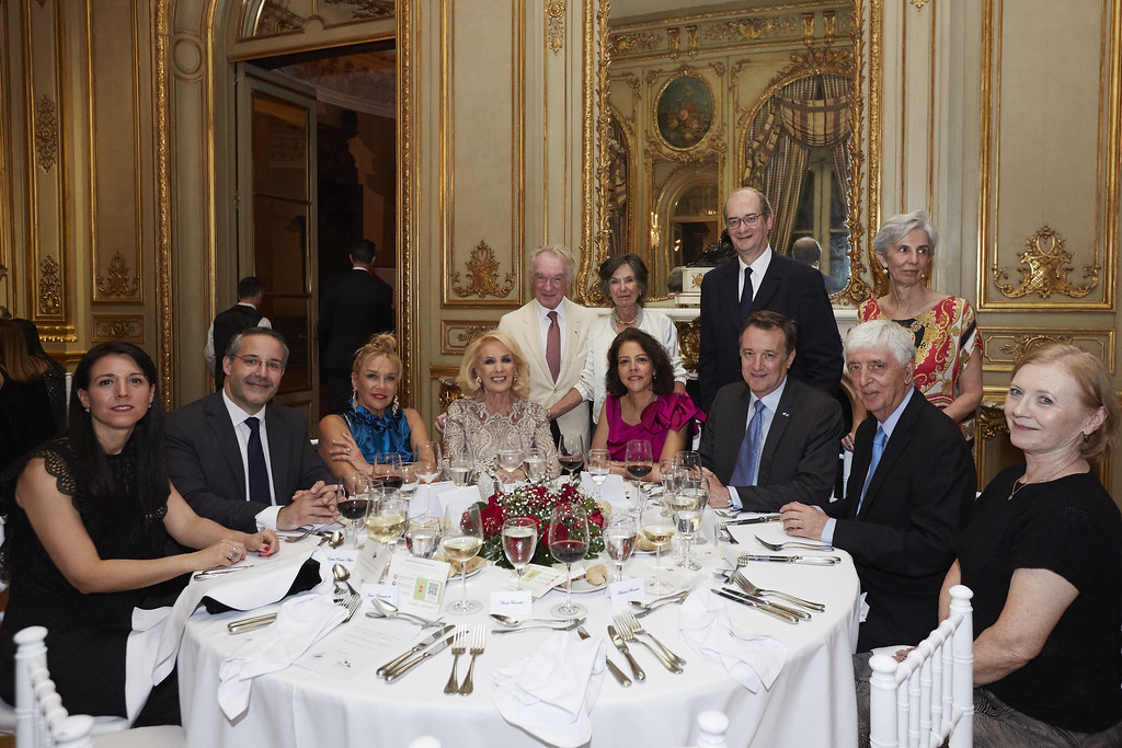 Mesa de honor. Sentados: Yanina González Ayrala y su esposo Rodrigo Pérez Graziano, presidente de CCI France Argentine; Marcela Tinayre, Mirtha Legrand; la embajadora de Francia en la Argentina, Claudia Scherer Effosse y su esposo, Jean-Jacques Effosse; Claude Burgio, presidente de Skyonline y su mujer Gertrude Sharinger. De pie: Máximo Bomchil y su esposa Ana Lucrecia; Jean-Edouard de Rochebouët, presidente de la Fundación de Ayuda Mutua a los Franceses en Argentina y su mujer Estela