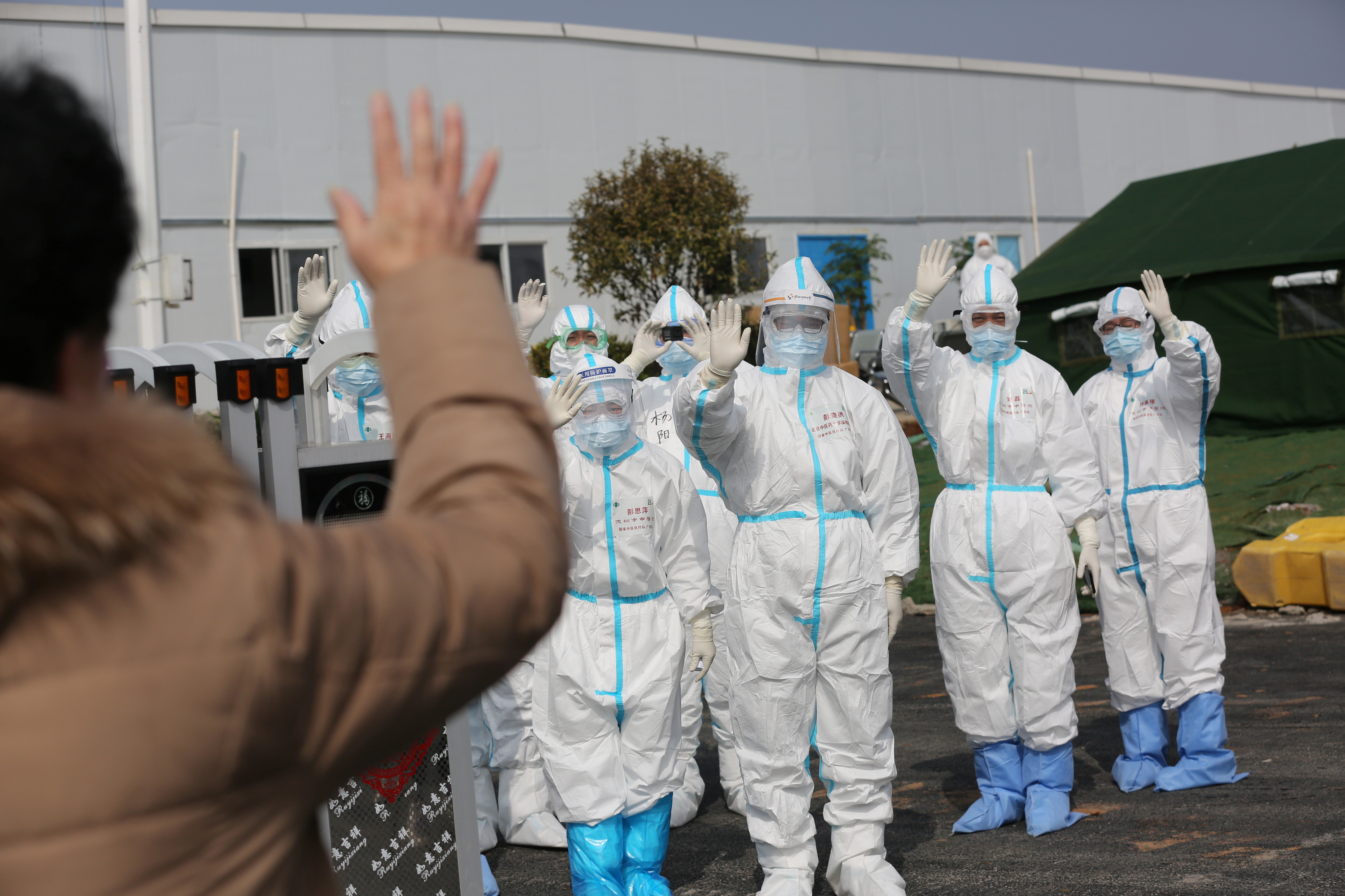 La visión de los médicos con los trajes de protección que solo conocía por los documentales le dio una idea del problema (China Daily vía Reuters)