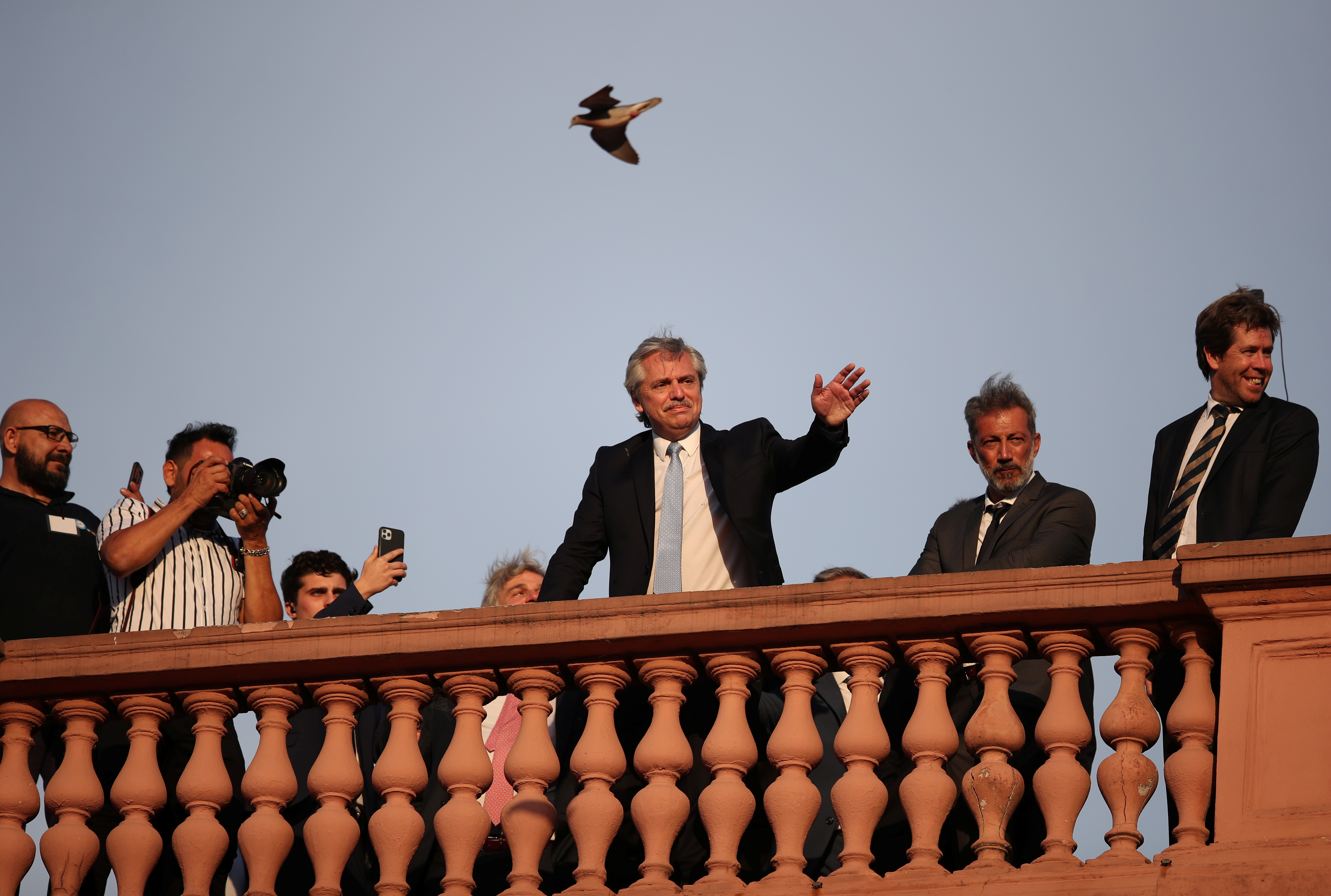 Alberto Fernandez saluda desde el balcón de la Casa Rosada a la multitud que se reunió en la Plaza de Mayo