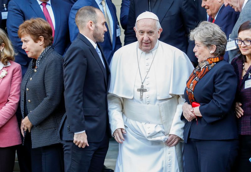 El papa Francisco entre la directora gerente del FMI, Kristalina Georgieva, y el ministro de Economía de Argentina, Martín Guzmán