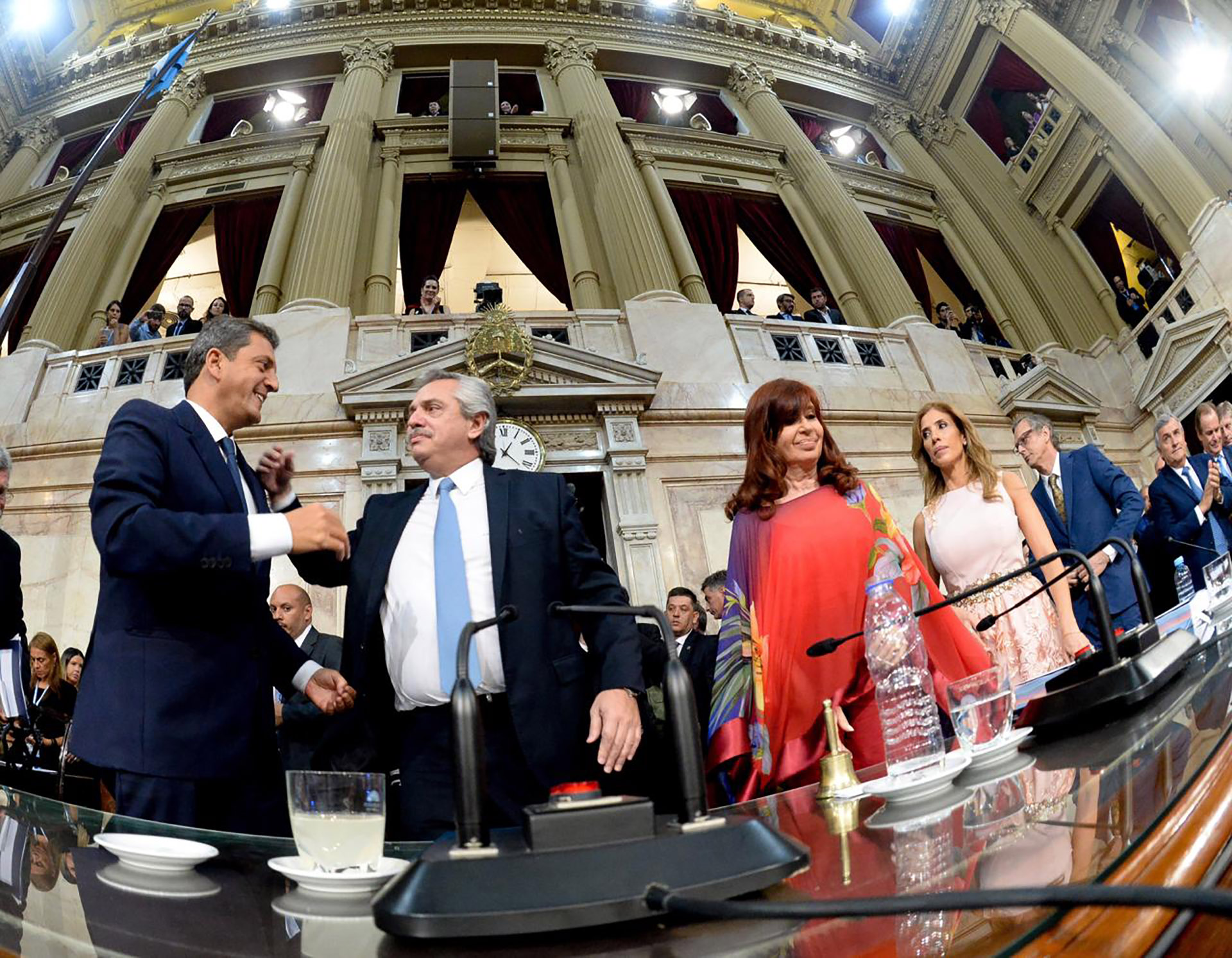 El momento en que el presidente Alberto Fernández ingresa al recinto para dar el discurso