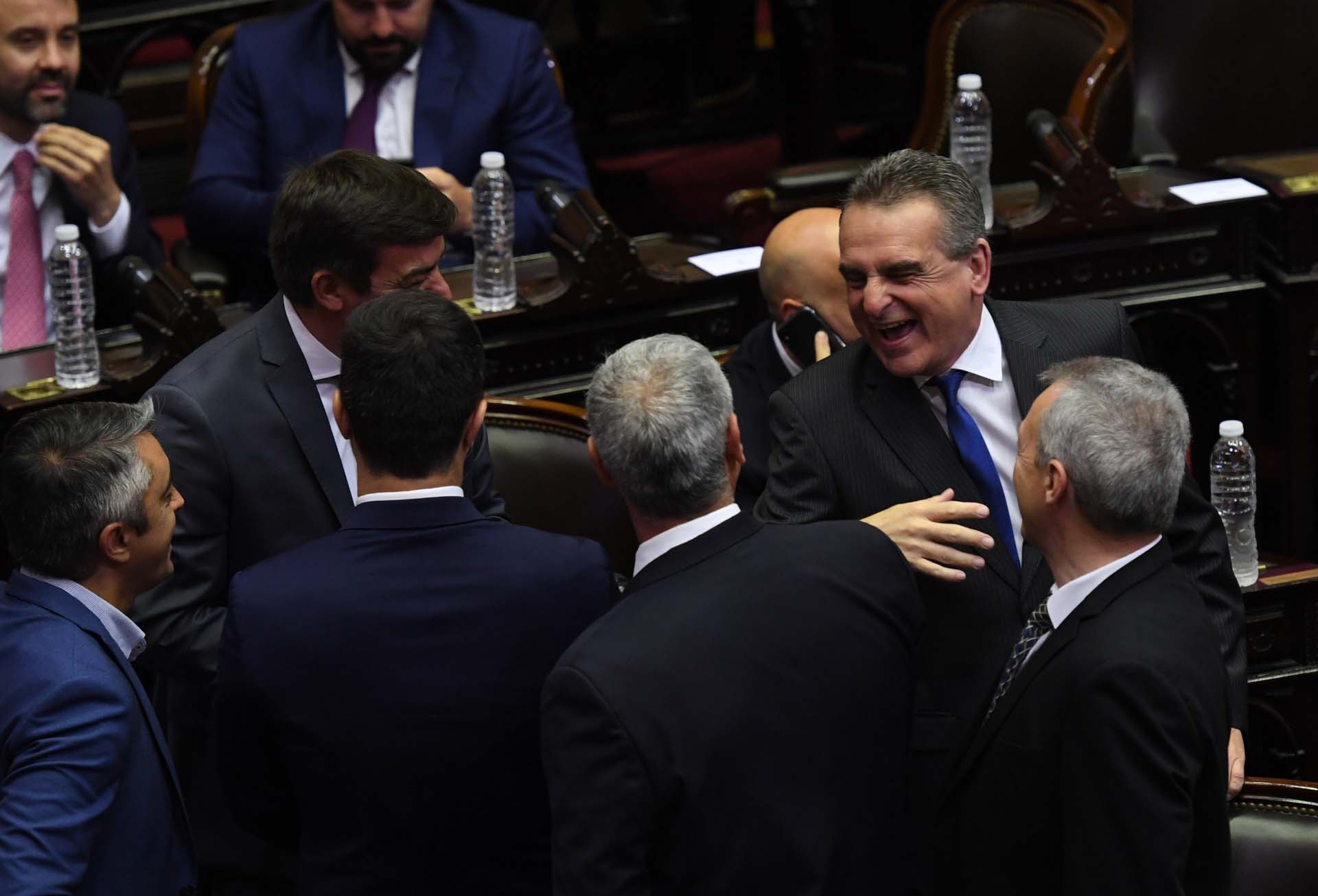 Risas entre diputados entrantes y salientes. Agustín Rossi dejó la presidencia del bloque K. Será ministro de Defensa de Alberto Fernández