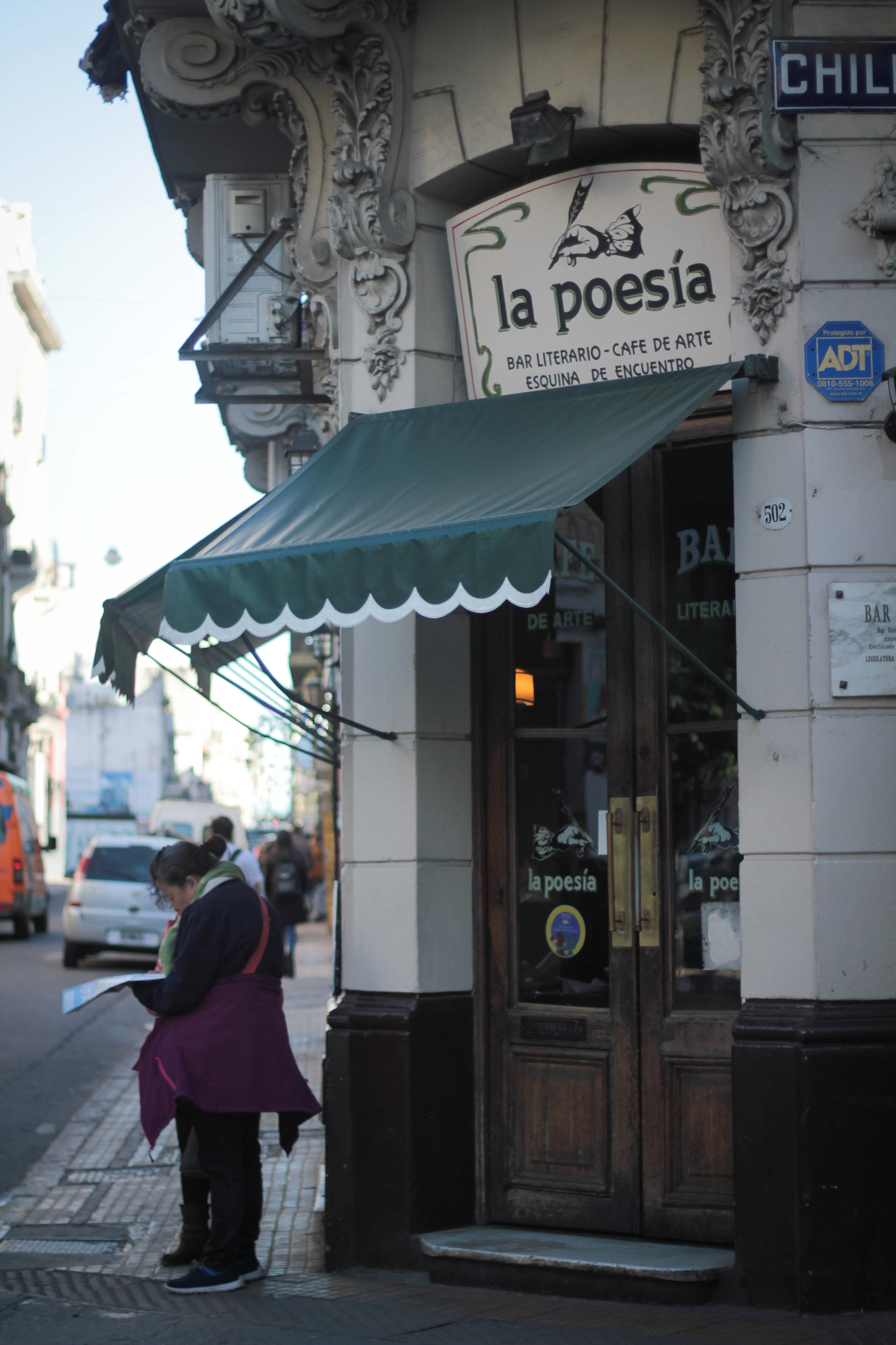 Desde 1982 en San Telmo está Café La Poesía, un café concert en la esquina de Chile y Bolívar