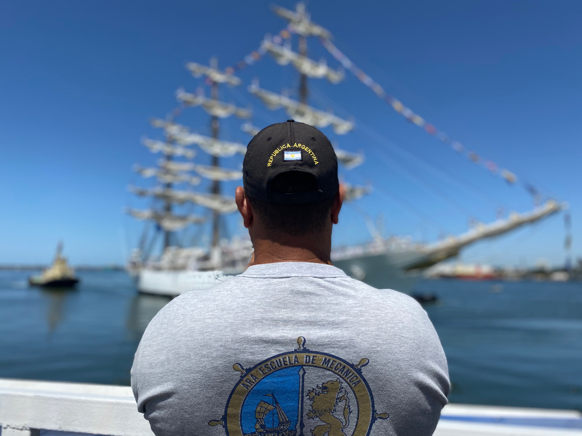 Ricardo Luis Rivas es de la provincia de Neuquén y fue parte de la Armada Argentina. Navegó en 1987 y en 1990 en la nave insignia, siendo elegido ambos años como uno de los mejores gavieros de la promoción. “Me vine especialmente a recibir a la fragata porque tengo a mi promoción, que es la 1987, que son los últimos suboficiales mayores que van a salir a navegar este año y el que viene”, dijo