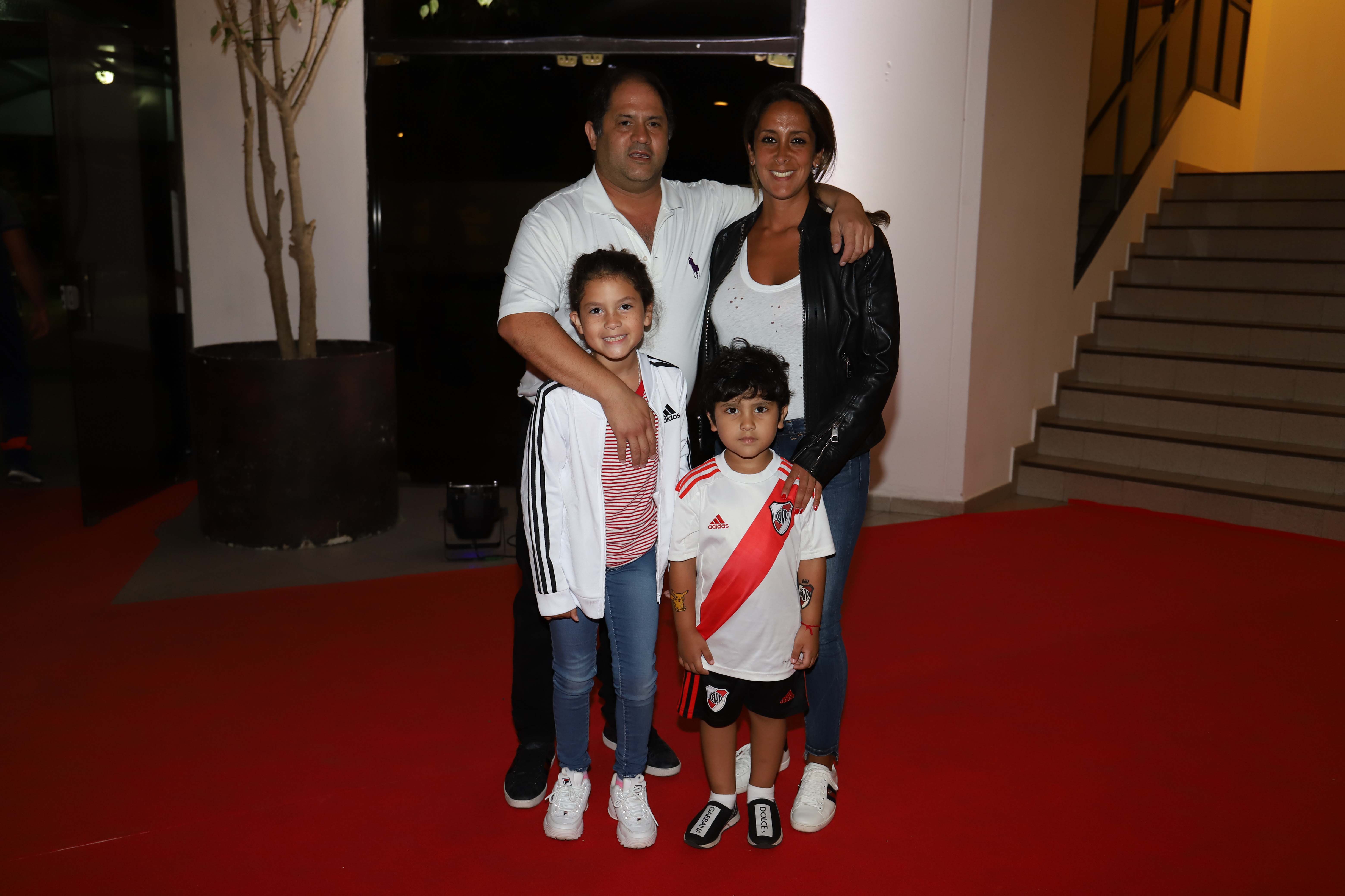 Felipe y Vanesa Noble Herrera junto a sus hijos Mora y León
